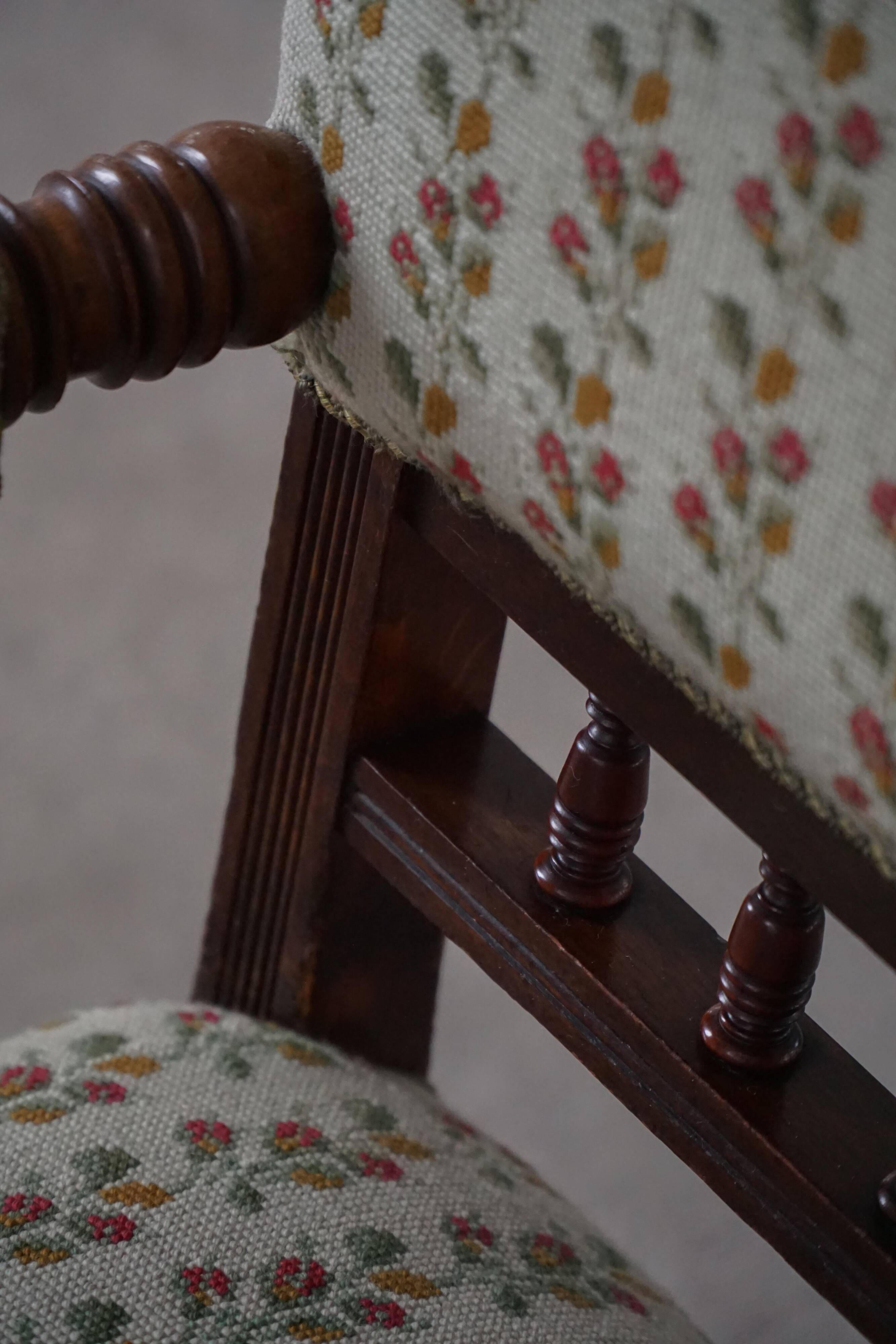 Fauteuil danois moderne en bois tourné avec tissu floral, début du XXe siècle