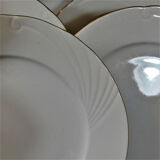 Cinq assiettes de table en porcelaine
