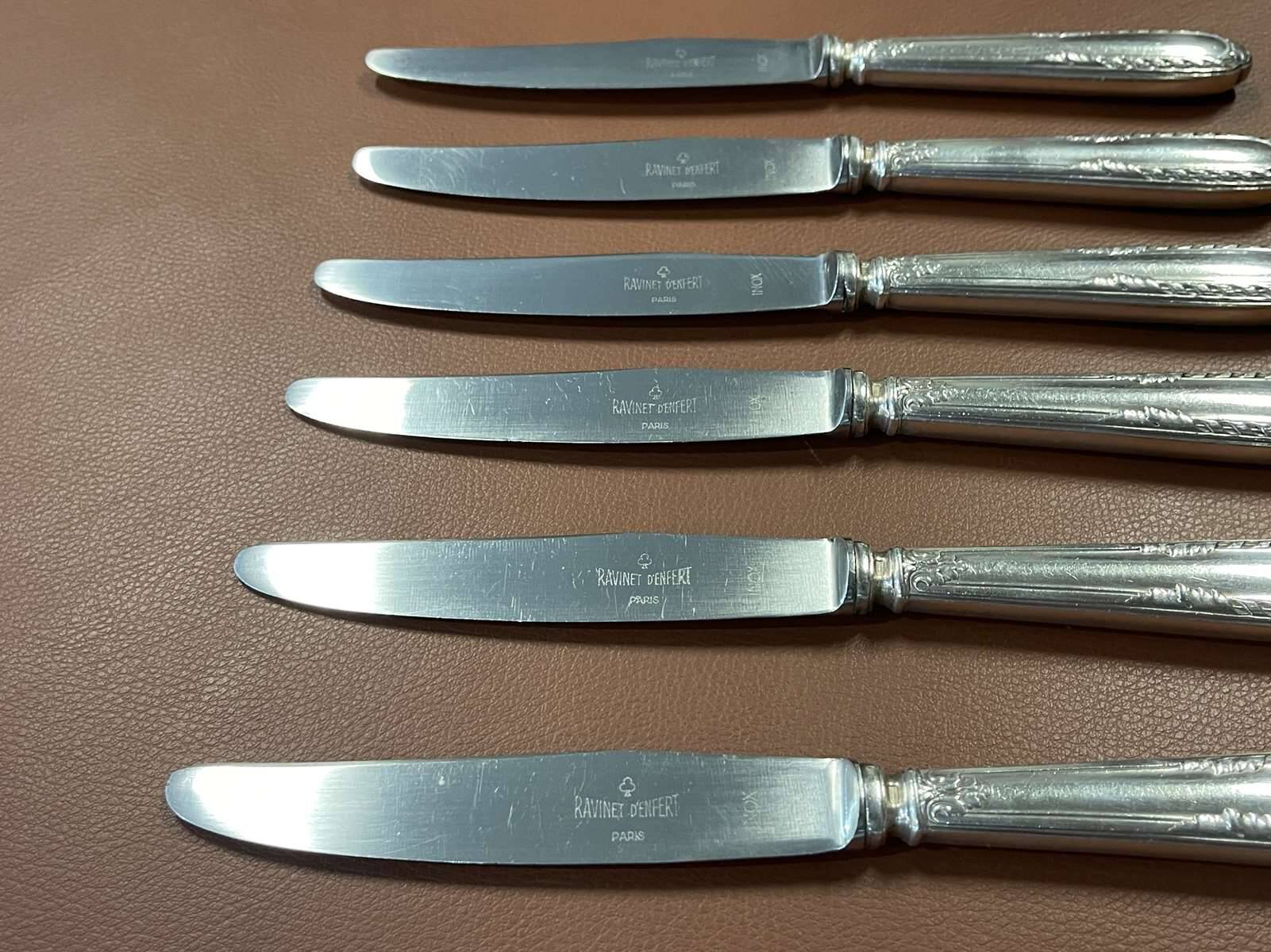 Lot de 12 petits couteaux en métal argenté et inox de la marque Ravinet d'Enfer Paris
