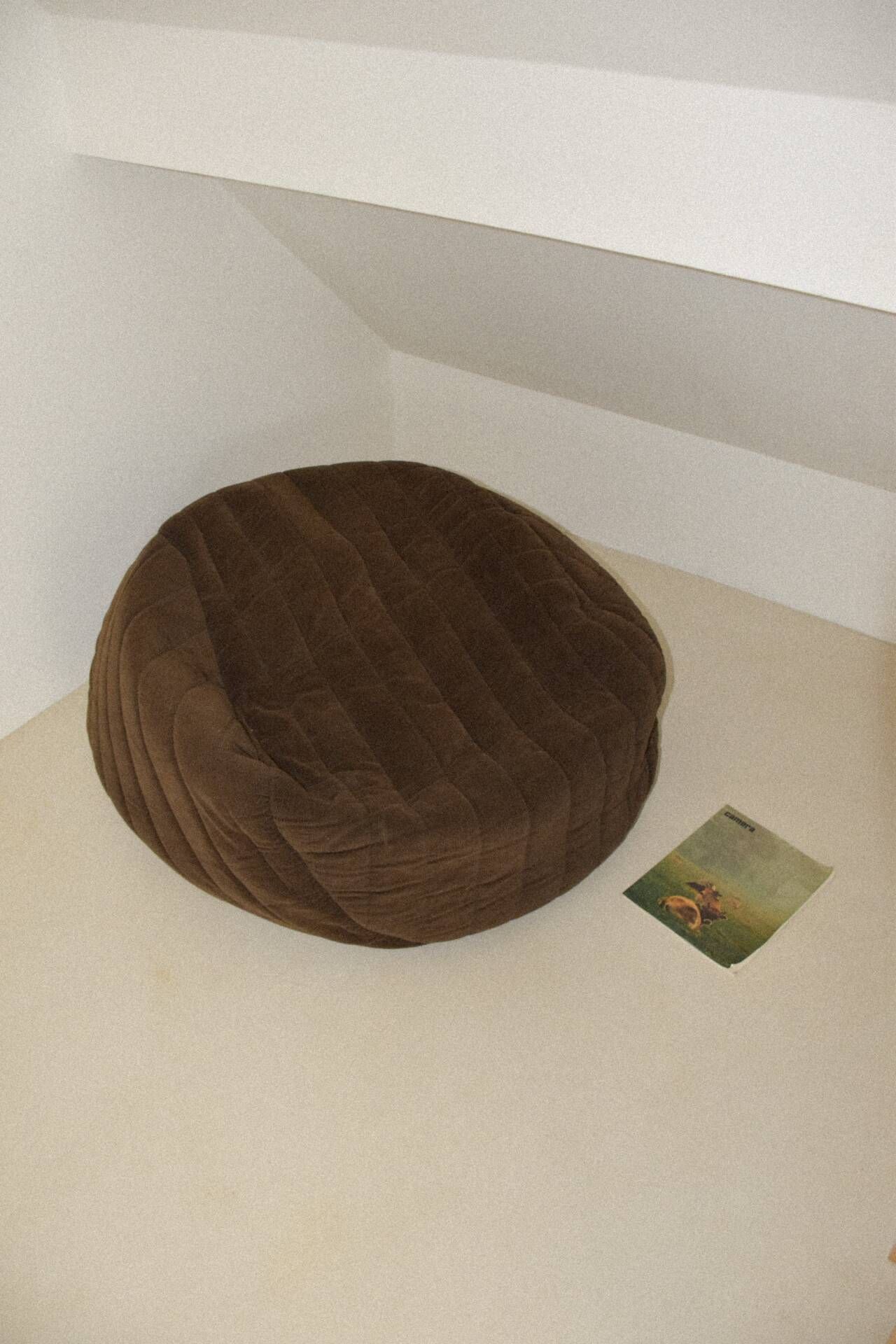 Pouf en velours marron