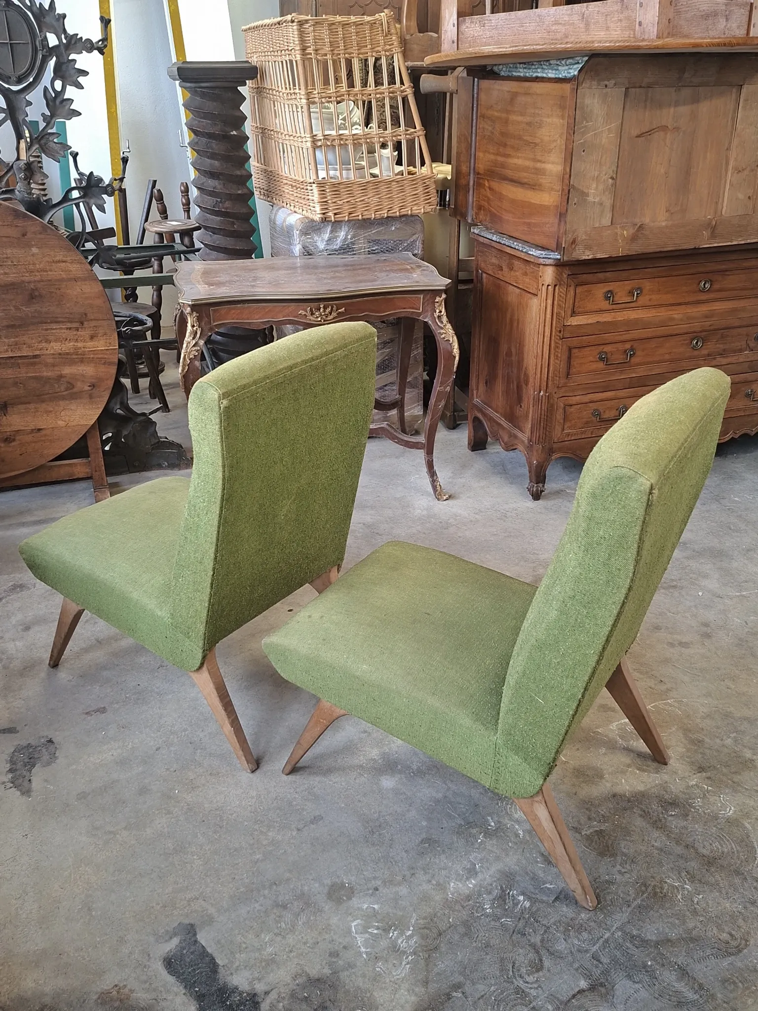 Pair of vintage armchairs with tapered legs from the 1950s.