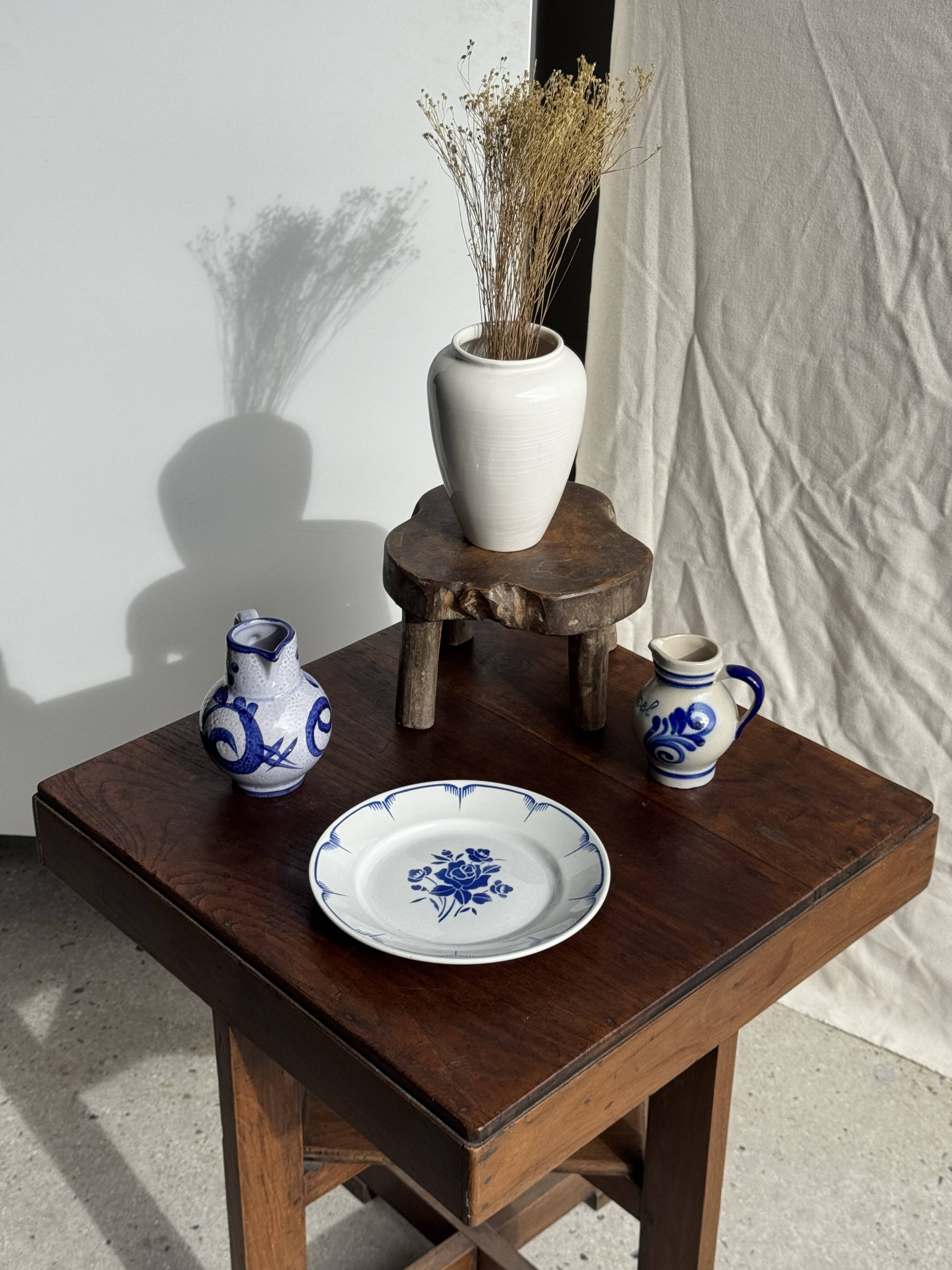 Decorative plate with blue flower pattern D25