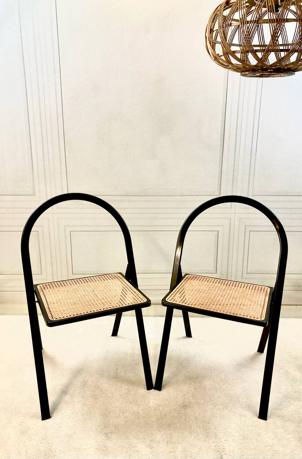 Paire de chaises Giorgio Cattelan – métal noir et cannage