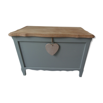 Year 50 green finish, waxed, chest tray wood protected with 3 coats of acrylic varnish. pole vault revisited for a retro spirit very trend.