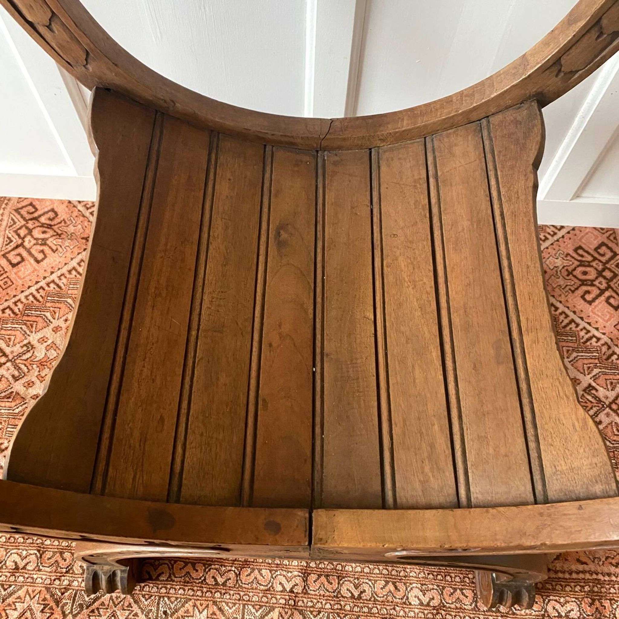 Fauteuil Dagobert en bois sculpté