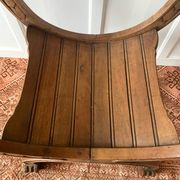 Fauteuil Dagobert en bois sculpté