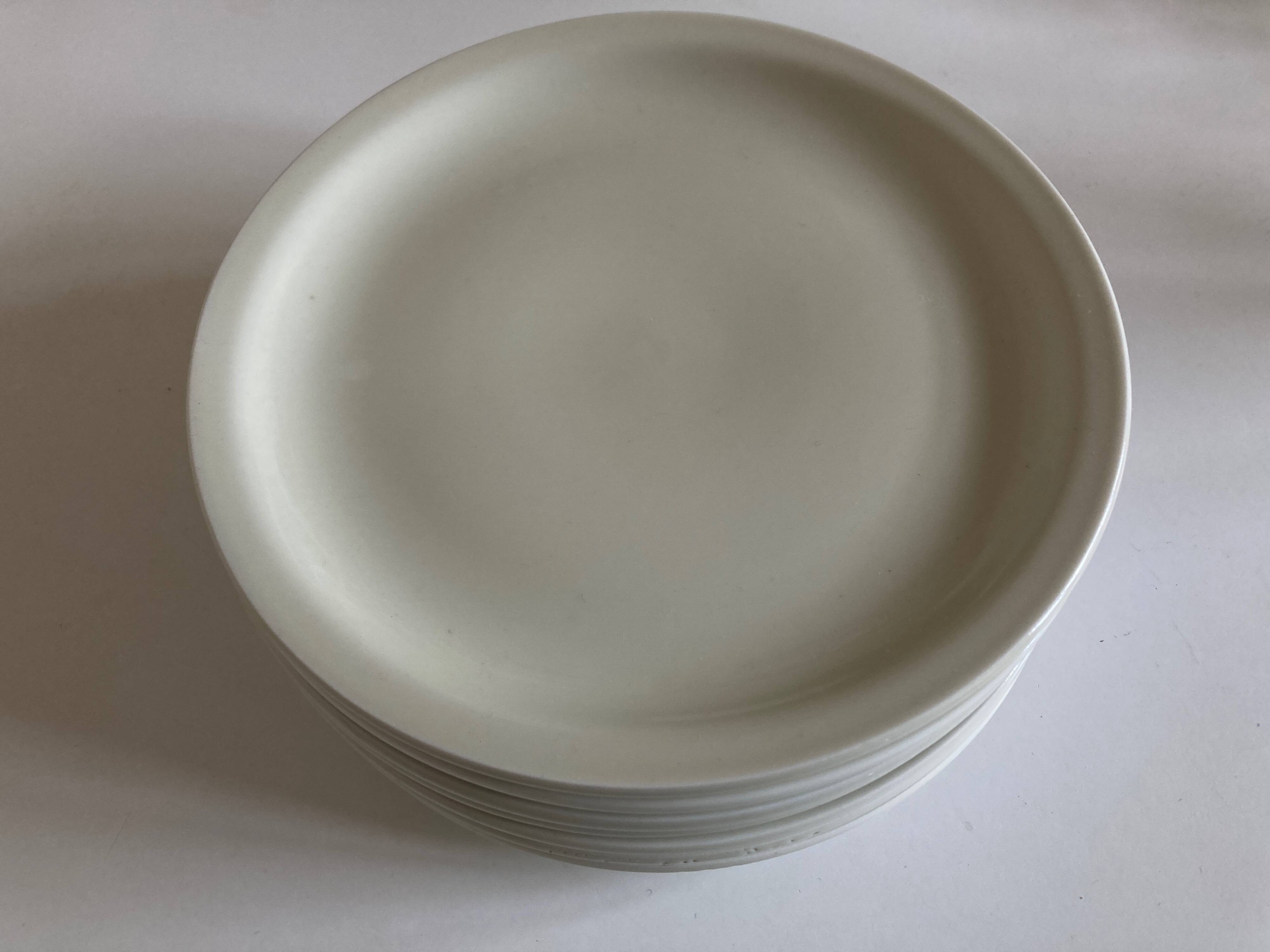 Set of 7 Scandinavian modernist flat plates in ivory earthenware