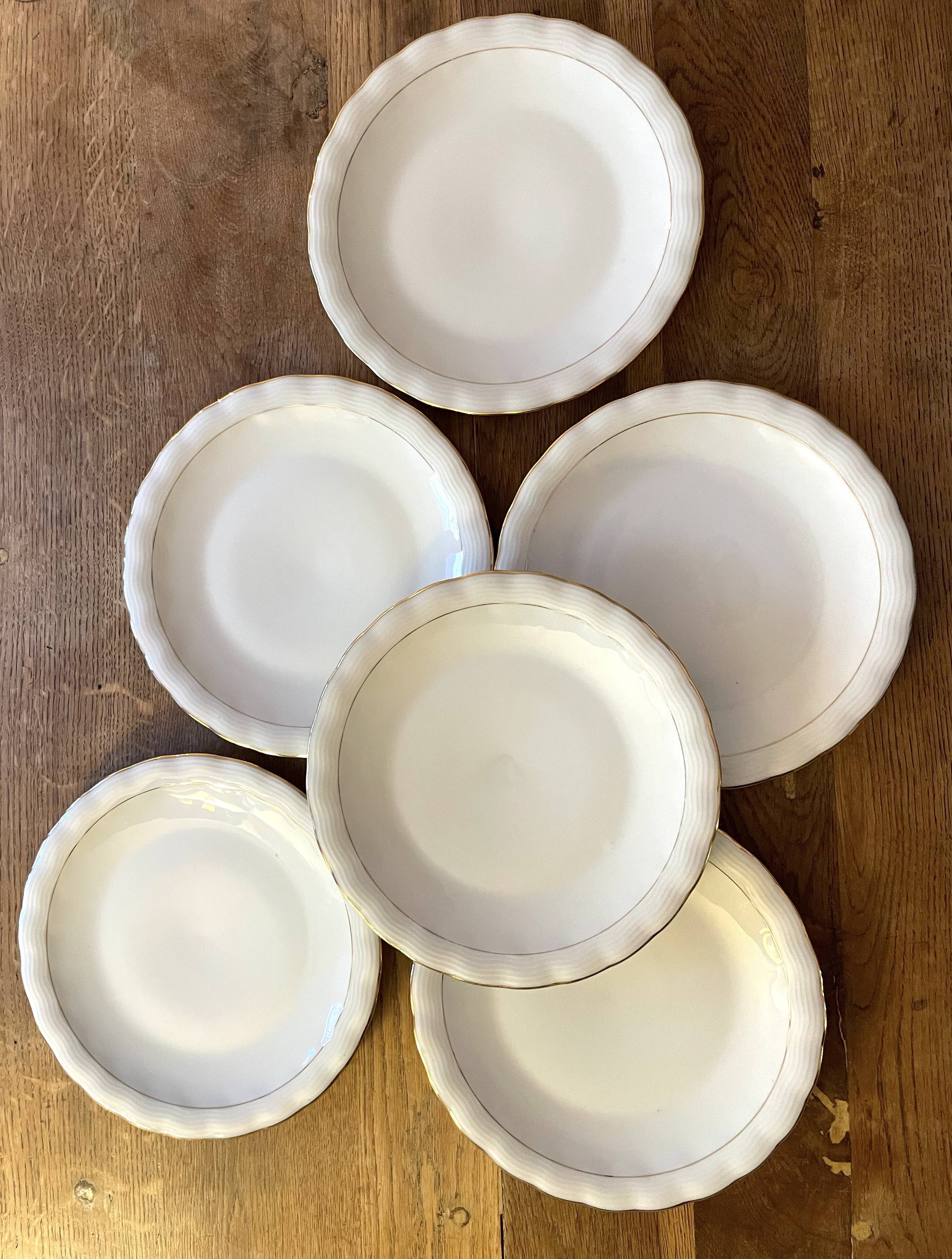 6 assiettes plates en porcelaine de Limoges signé P.Dessagne en très bon ét