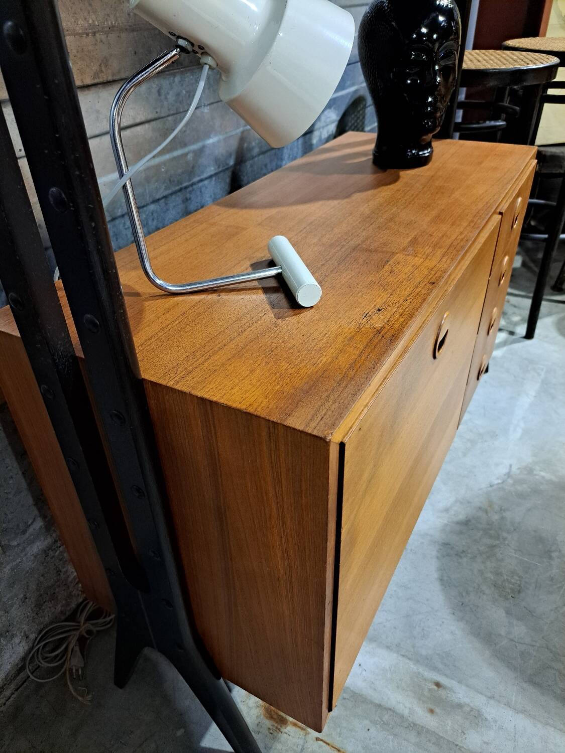 Armoire design en teck Musterring avec pieds noirs