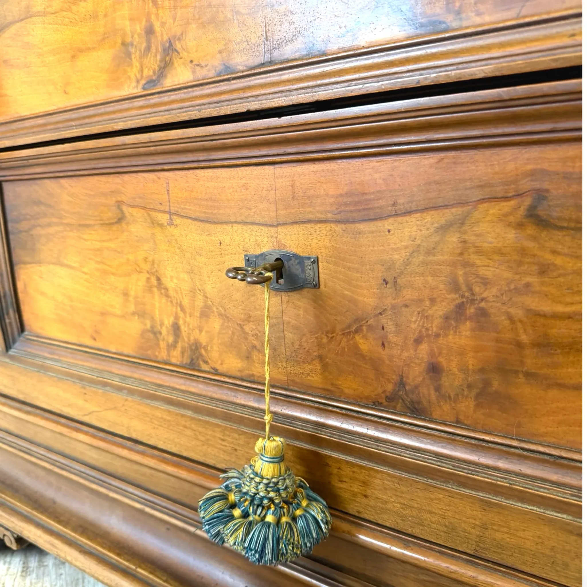 Elegant antique Italian chest of drawers, dating from the 20th century