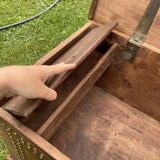 Coffre ancien en bois clouté