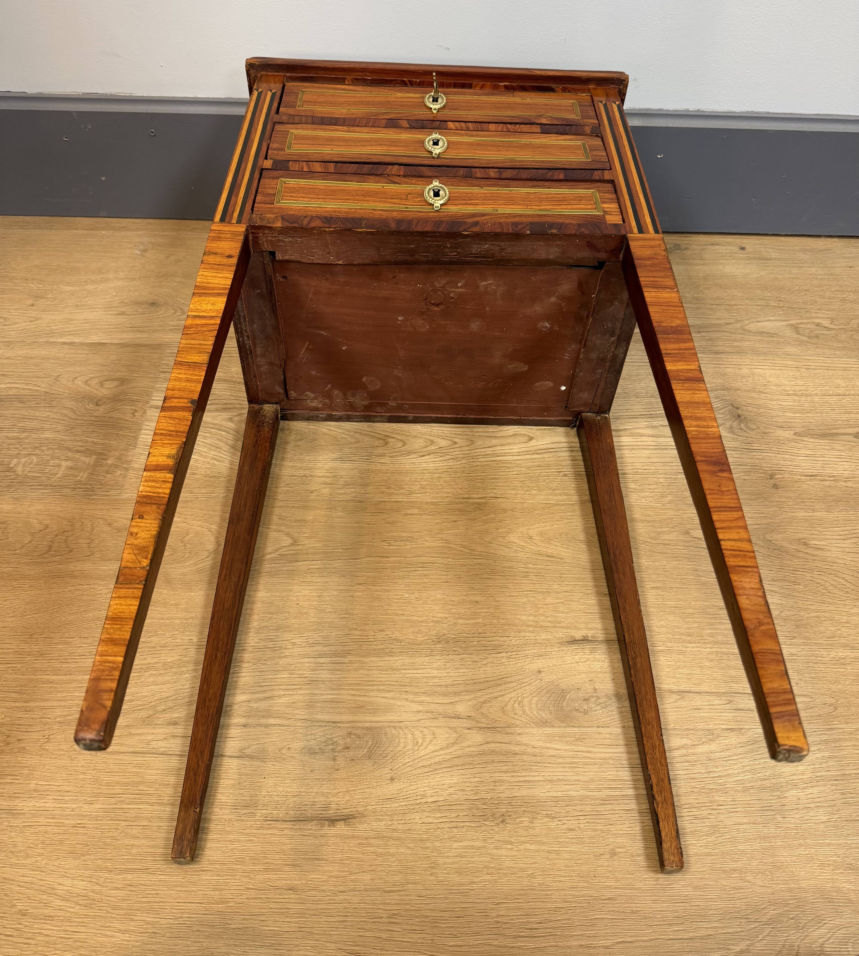 Small chiffonnier table in Louis XVI style.