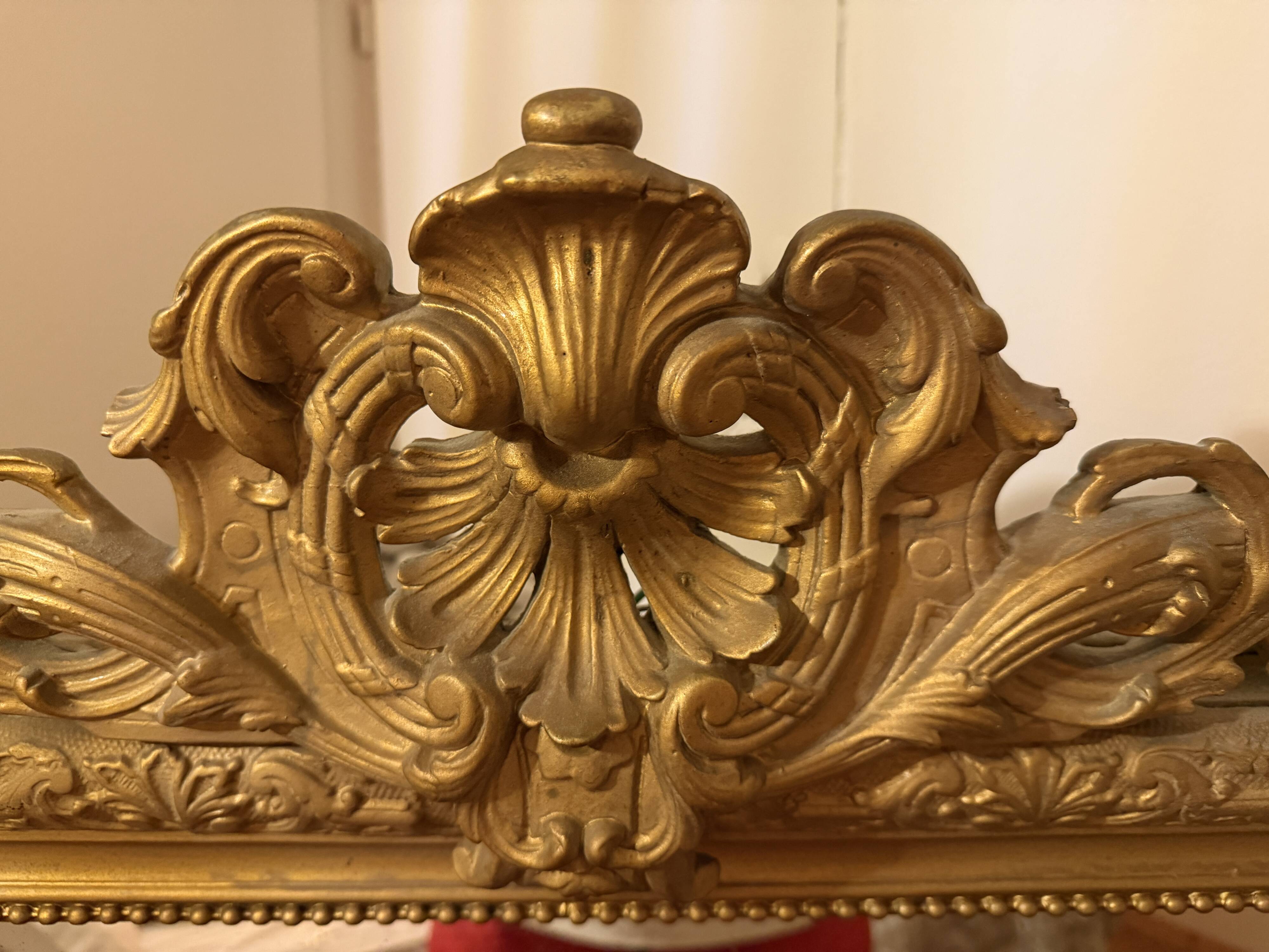 Antique gilded mirror from the late 19th century.