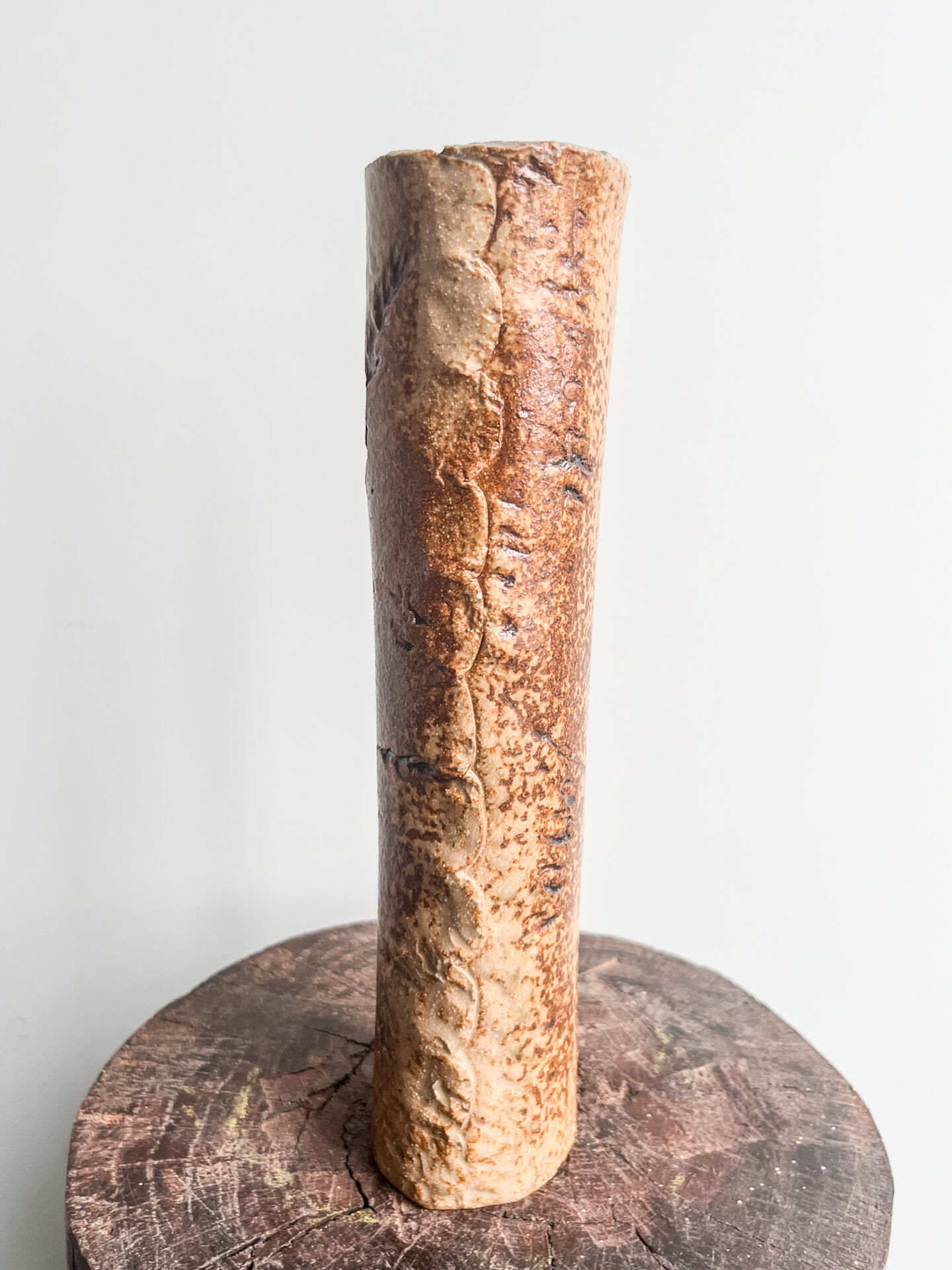 Vase soliflore en grès d'atelier décor épis de blé incisés, années 70