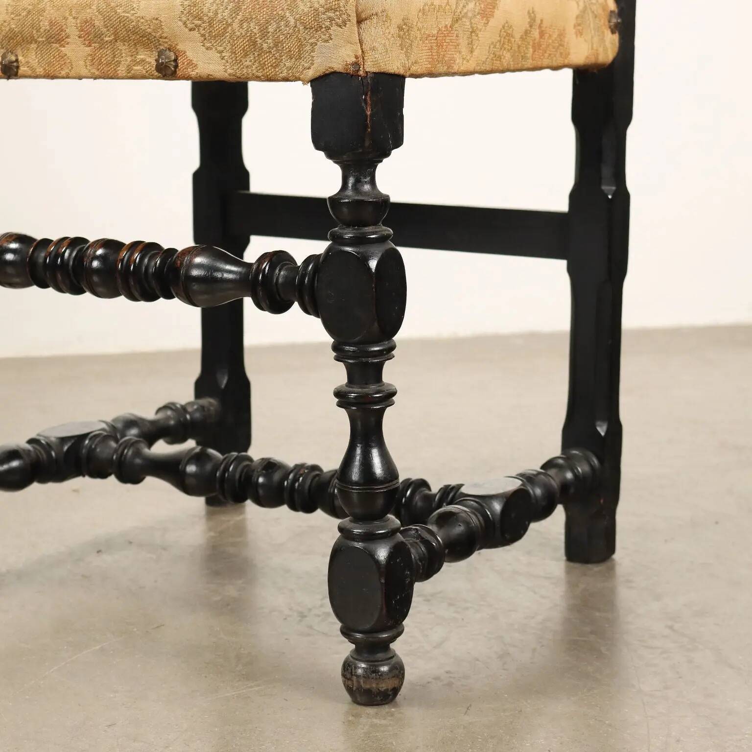Antique Baroque chairs in ebonised walnut, Italy, 18th century.