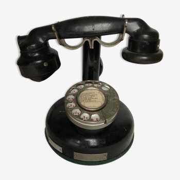 Old phone in Bakelite