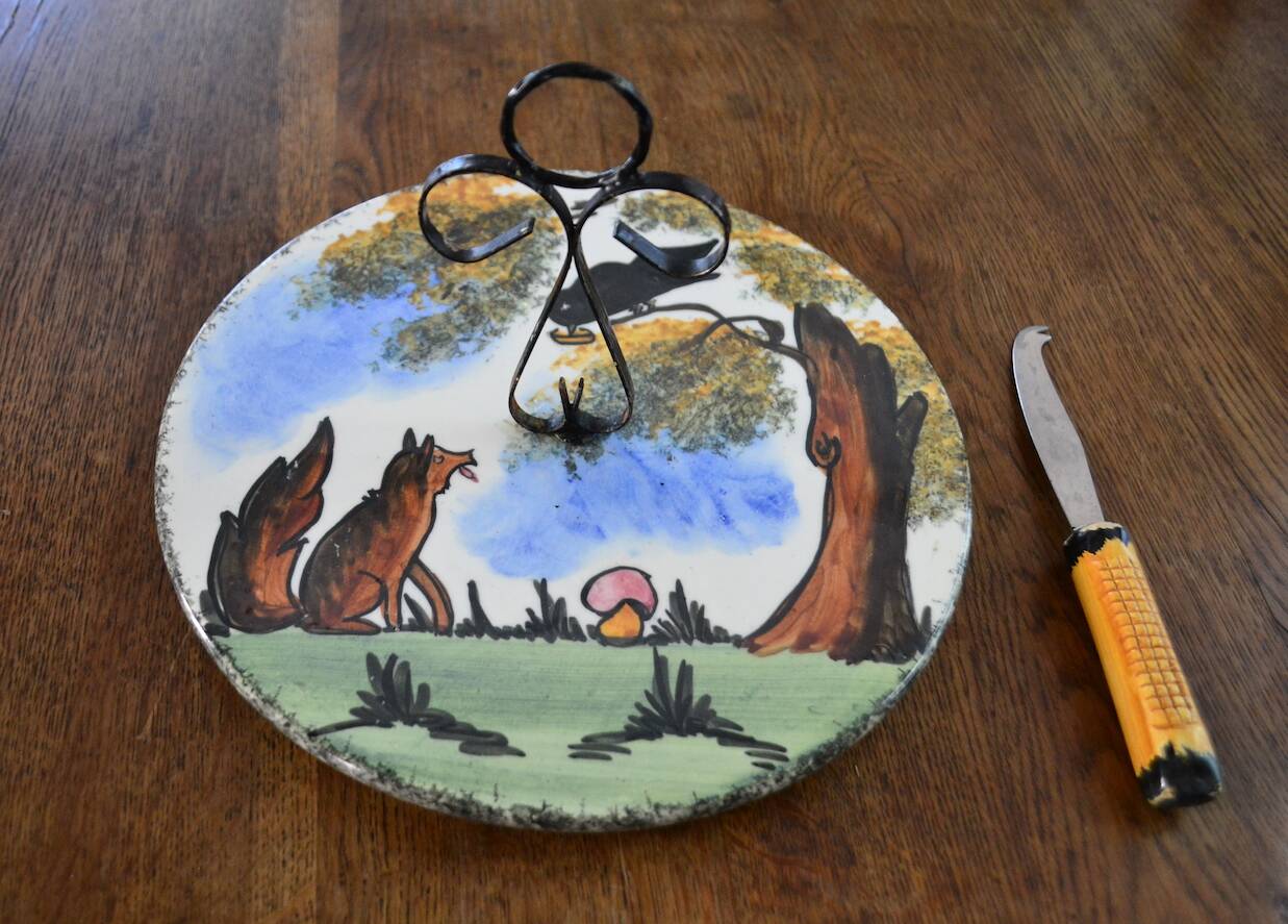 Vintage cheese board Fable de La Fontaine and his knife from the 60s