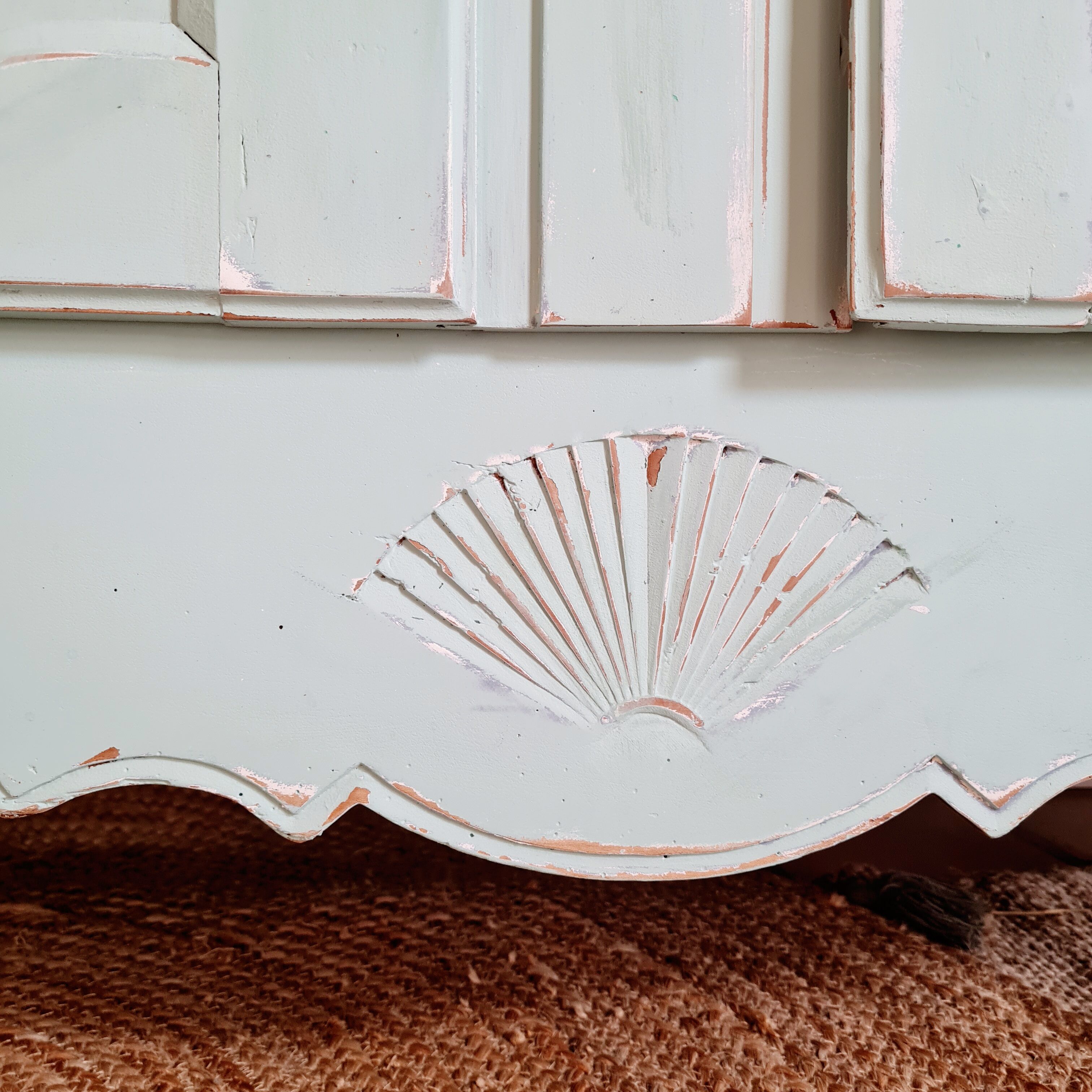 Buffet low blue patinated raw tray