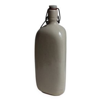 Bouteille en grès triangulaire