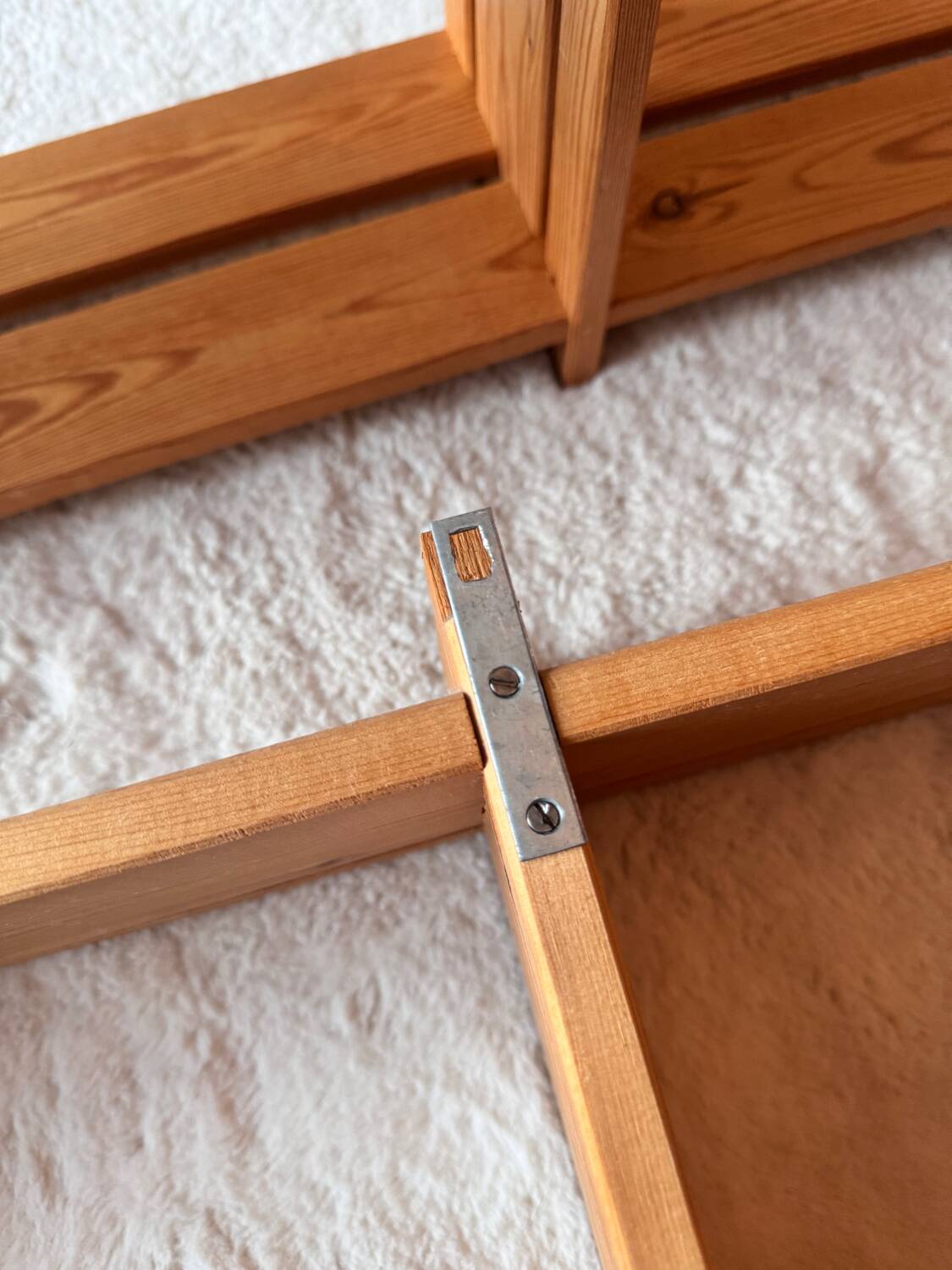 Lot de deux étagères en bois (pin) murales