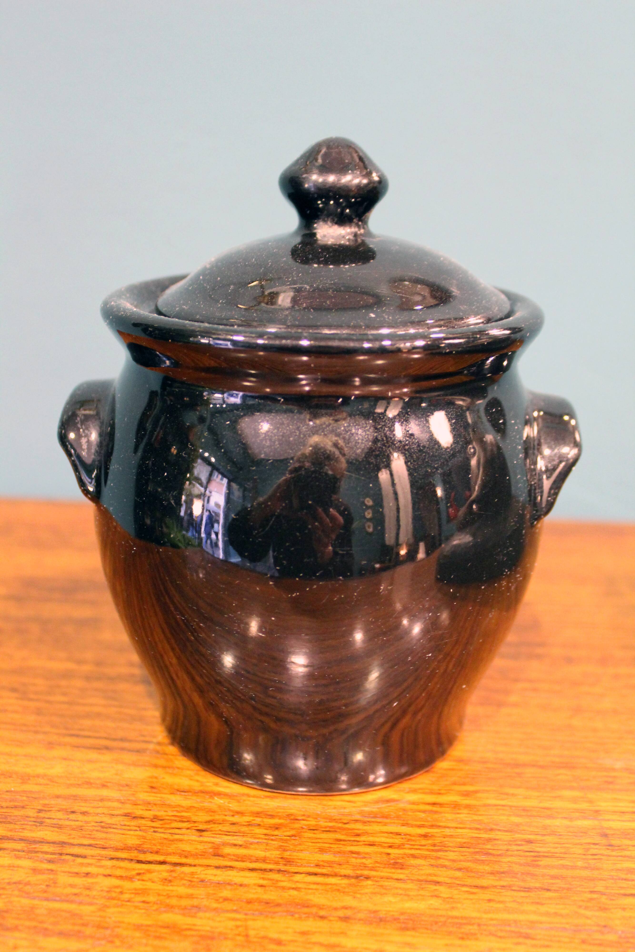 Vaso container, laccato black decorated in gold, France 1970s, in ottimo stato.