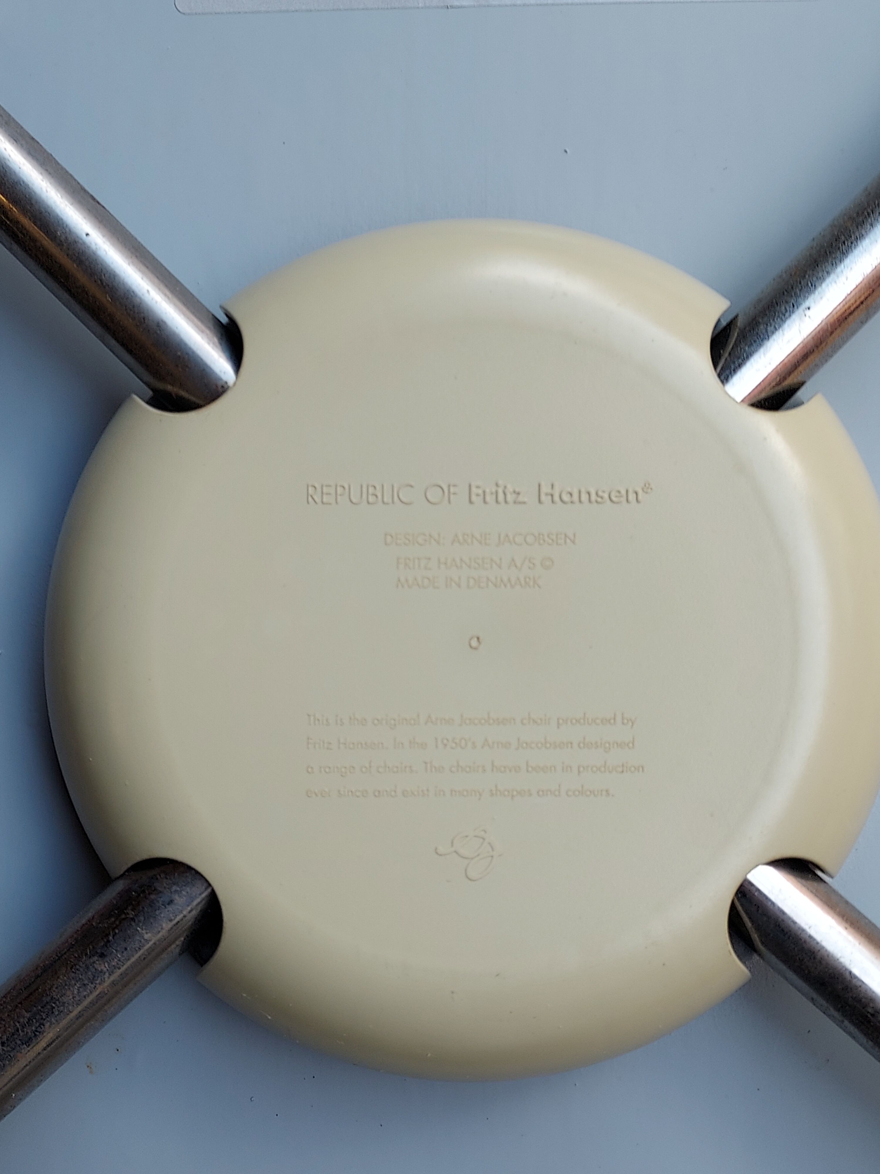 Butterfly serie 7 chair with primer grey colour by Arne Jacobsen