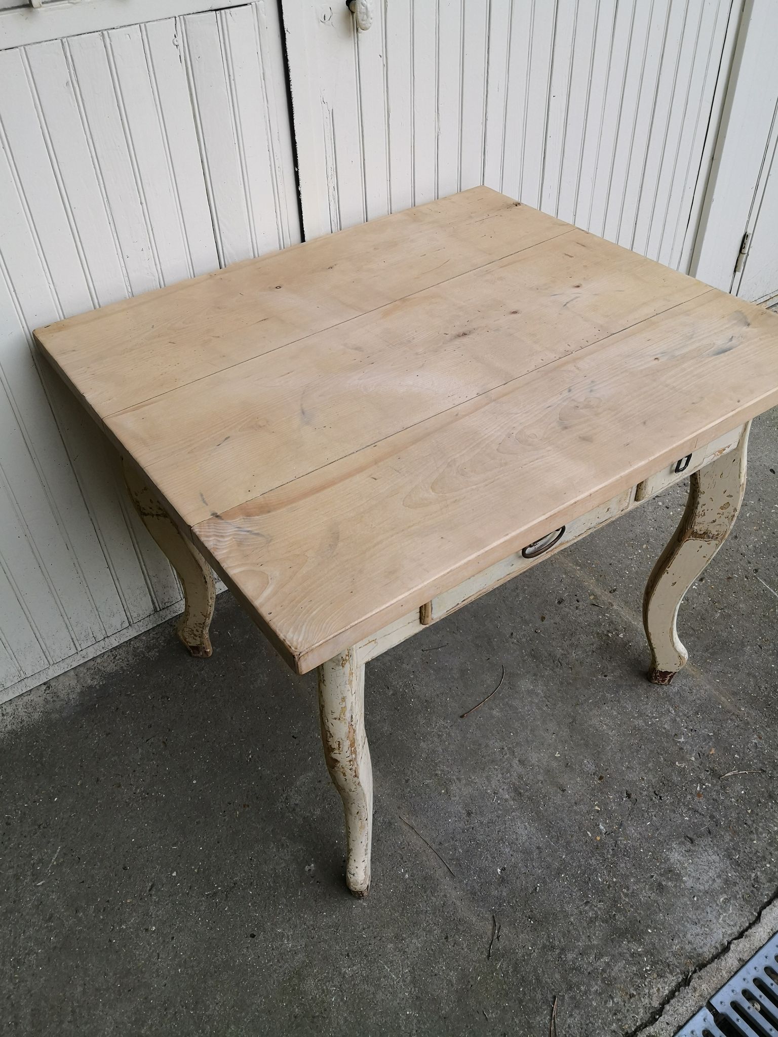 Table de cuisine vintage en bois, pieds courbés