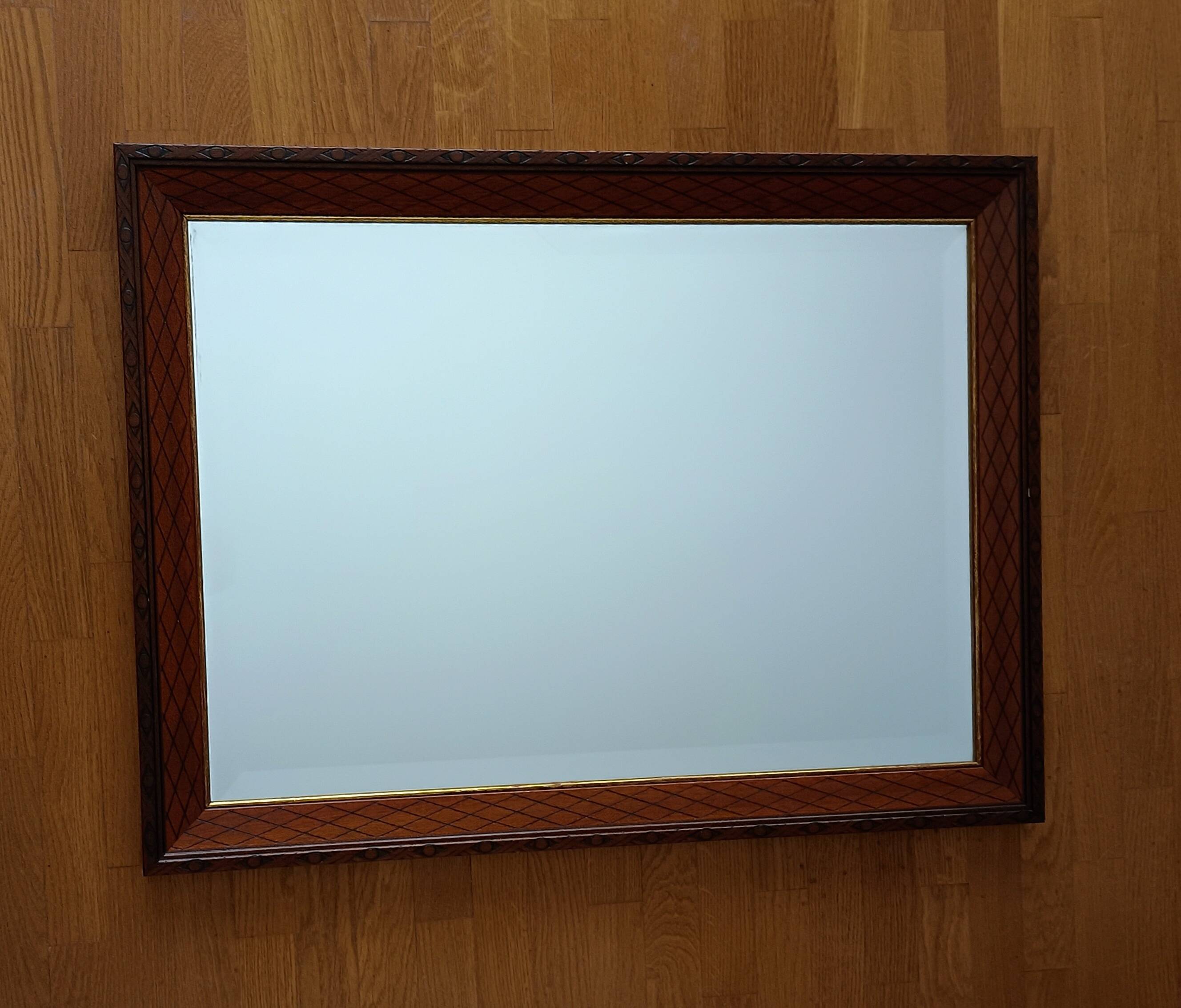 Beveled mirror, carved wood, gilded outline. 58x78x3 cm