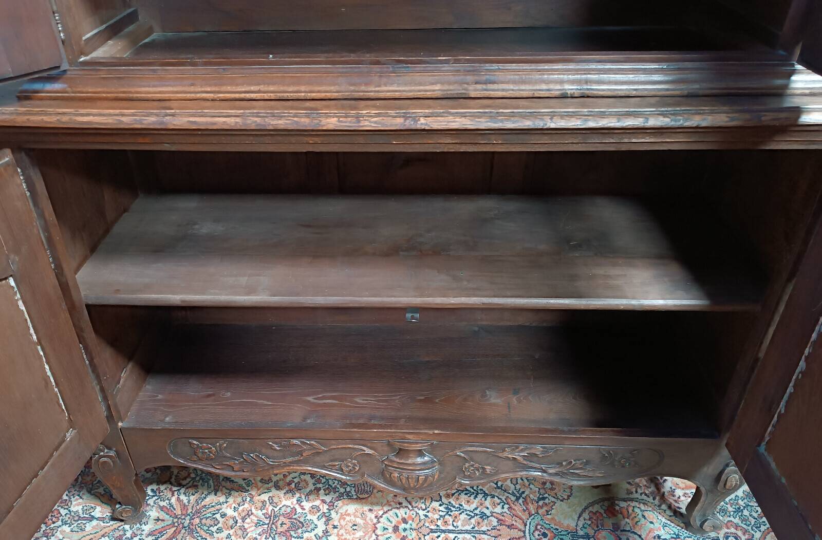 Buffet with 2 bodies in carved oak, Louis XV style, 19th century.