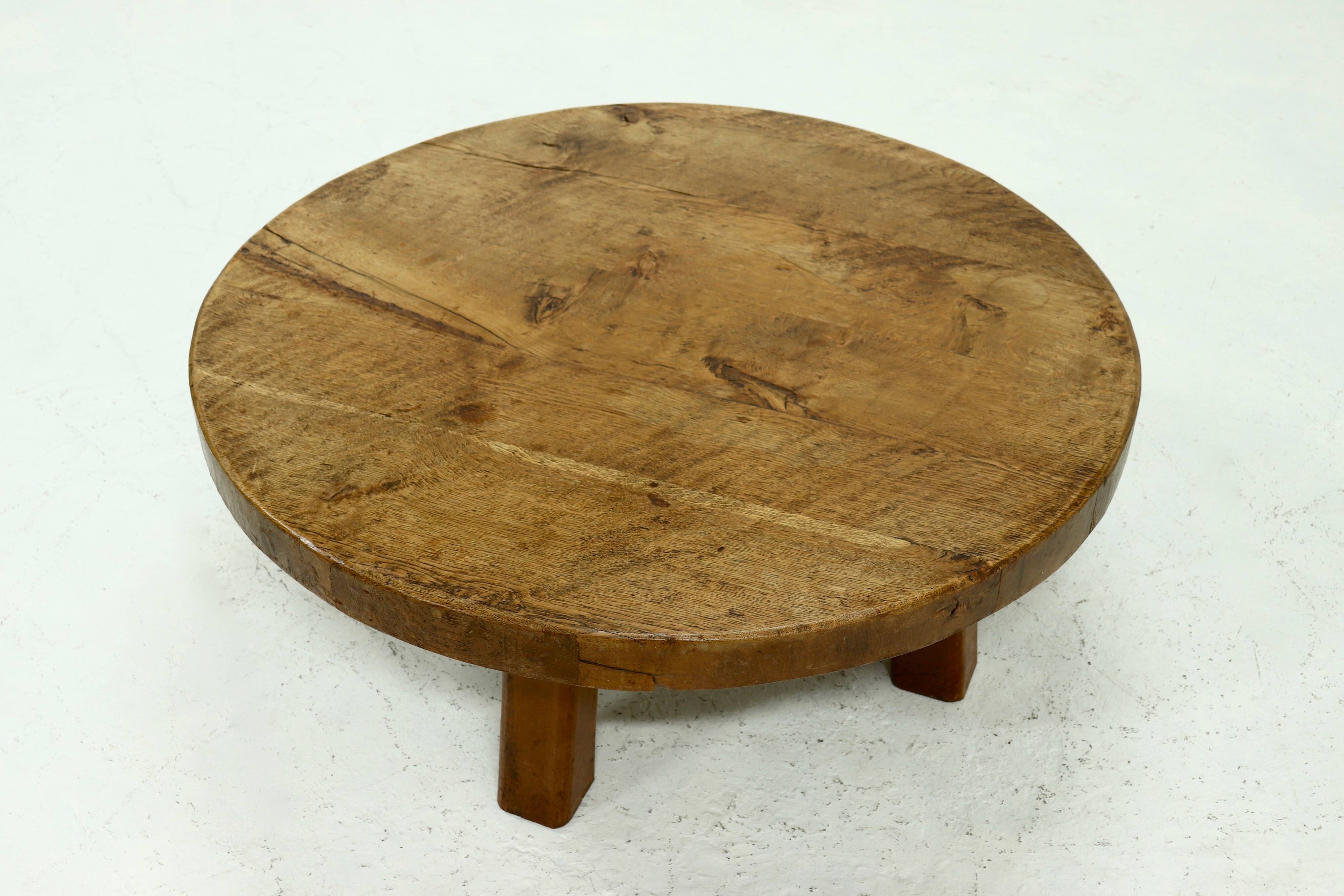 Table basse ronde rustique en chêne massif, années 1970