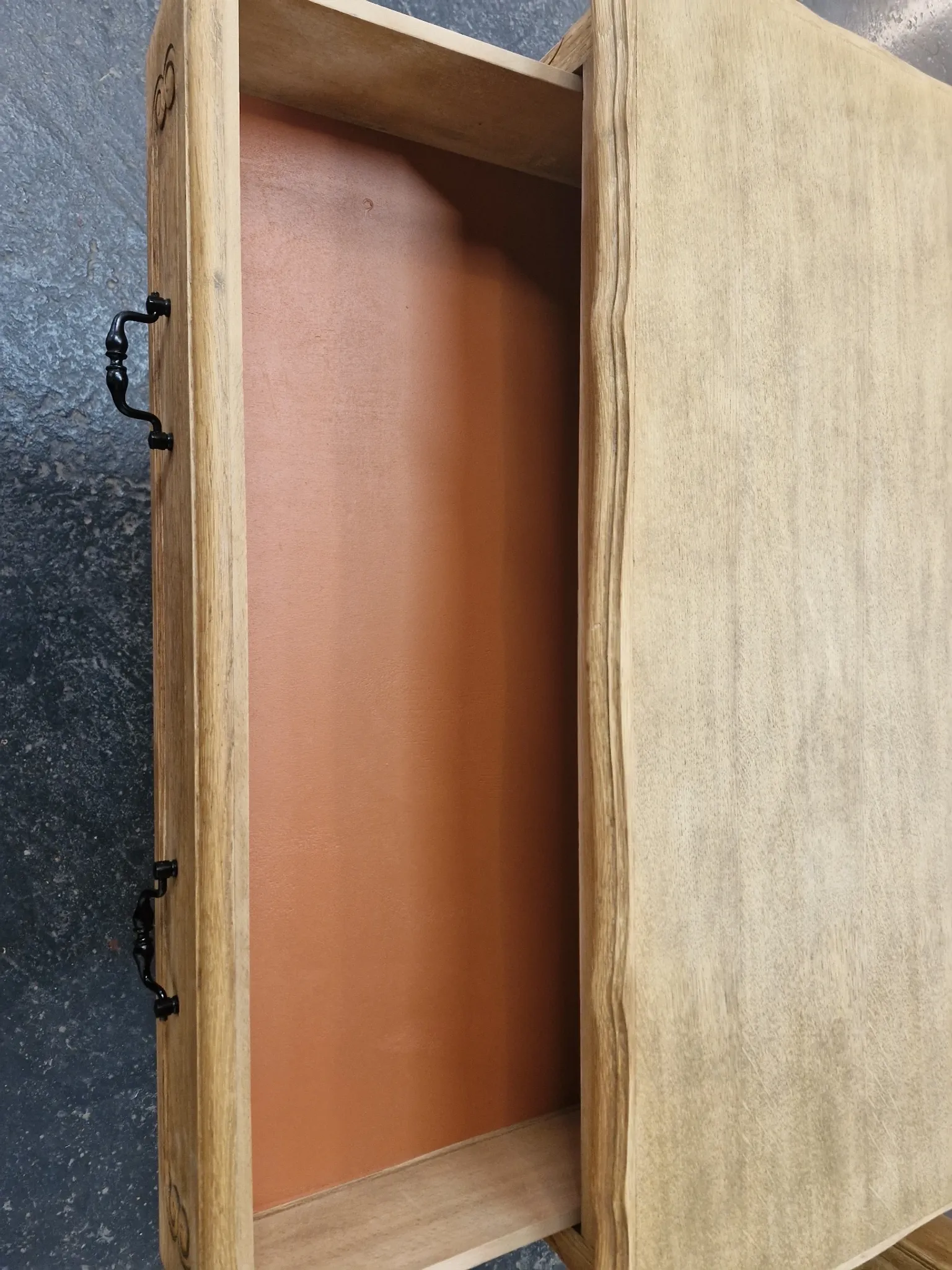 Wooden chest of drawers