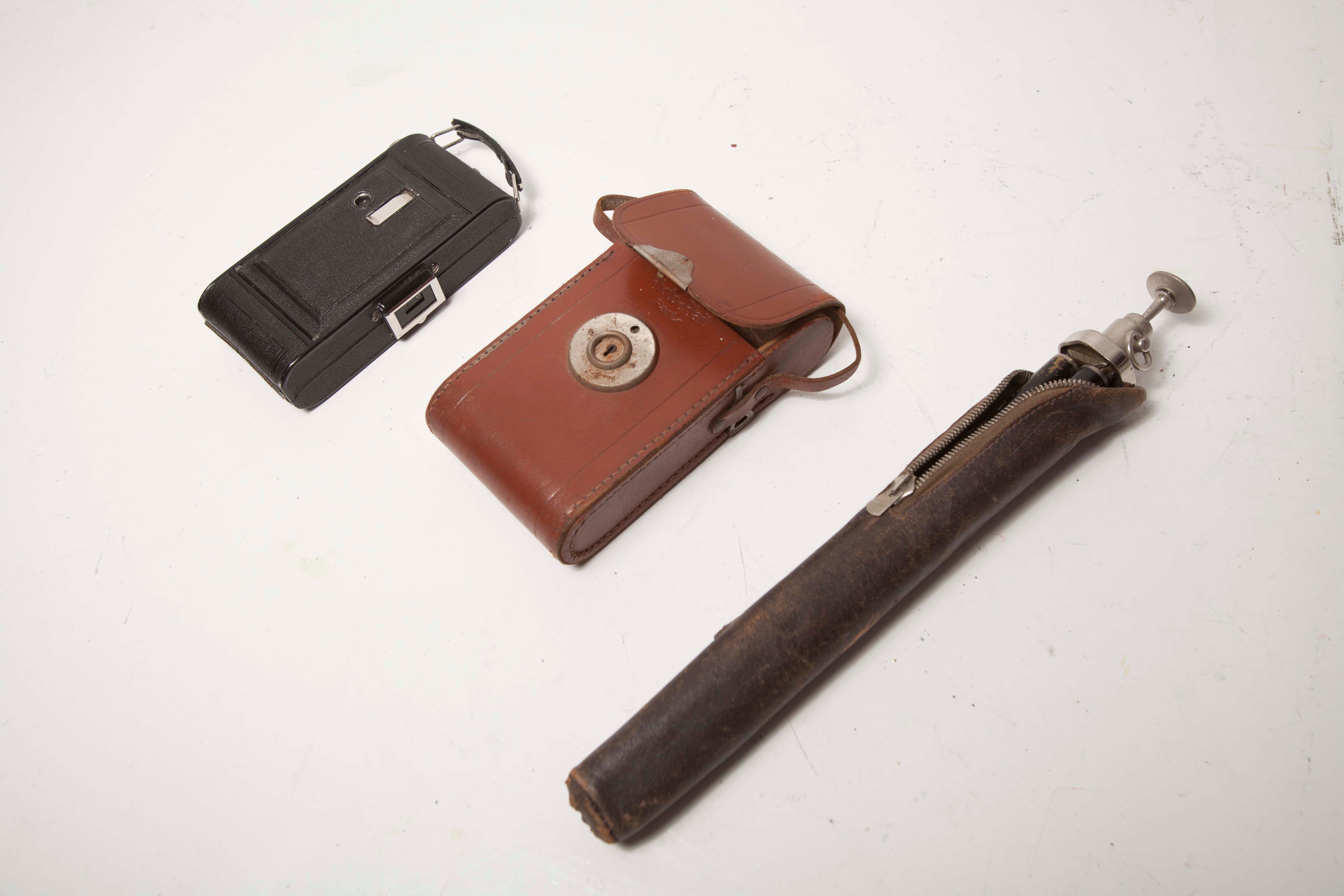 Camera pleases 1930 with photo foot