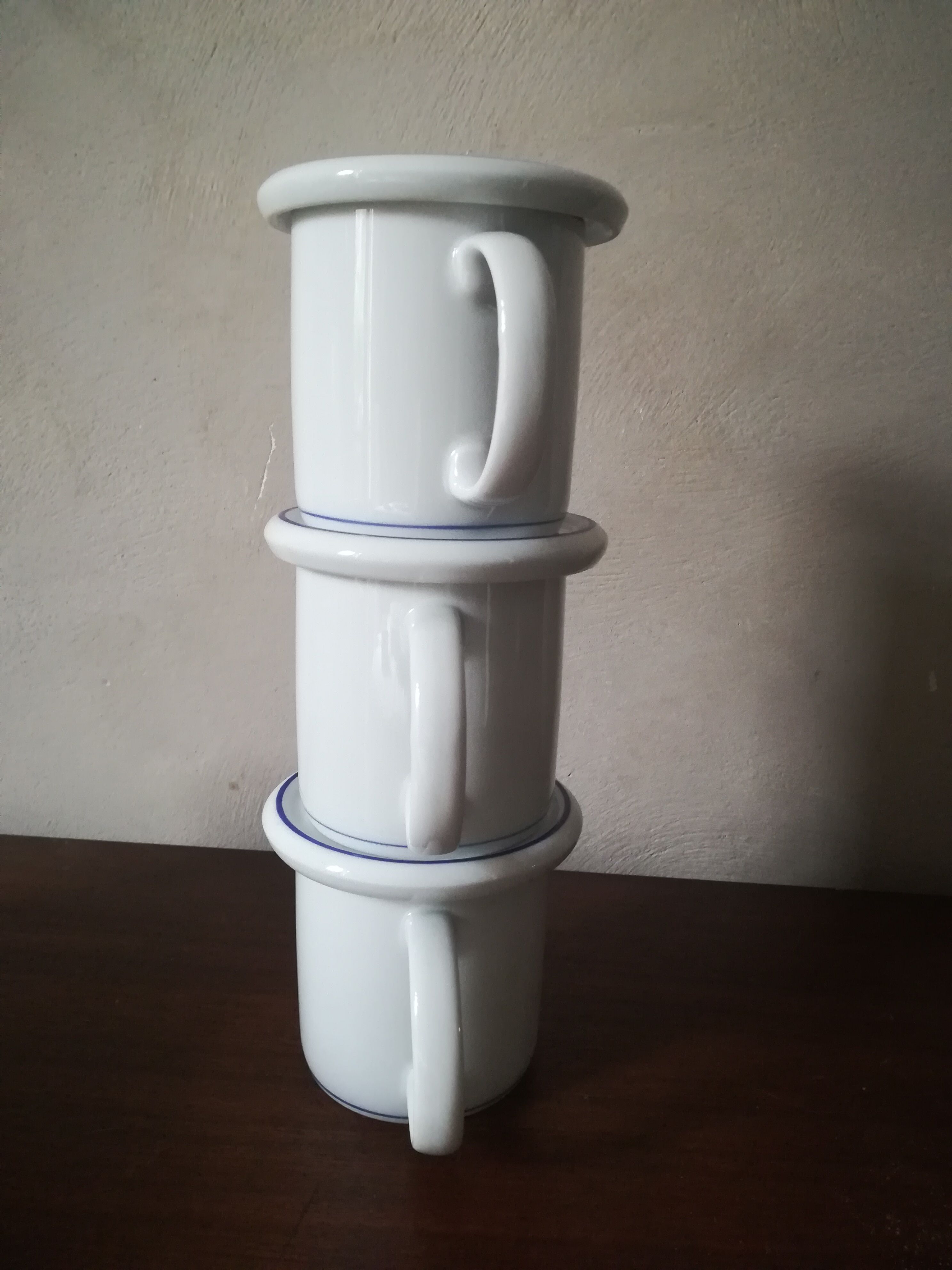 3 mugs and thei plate