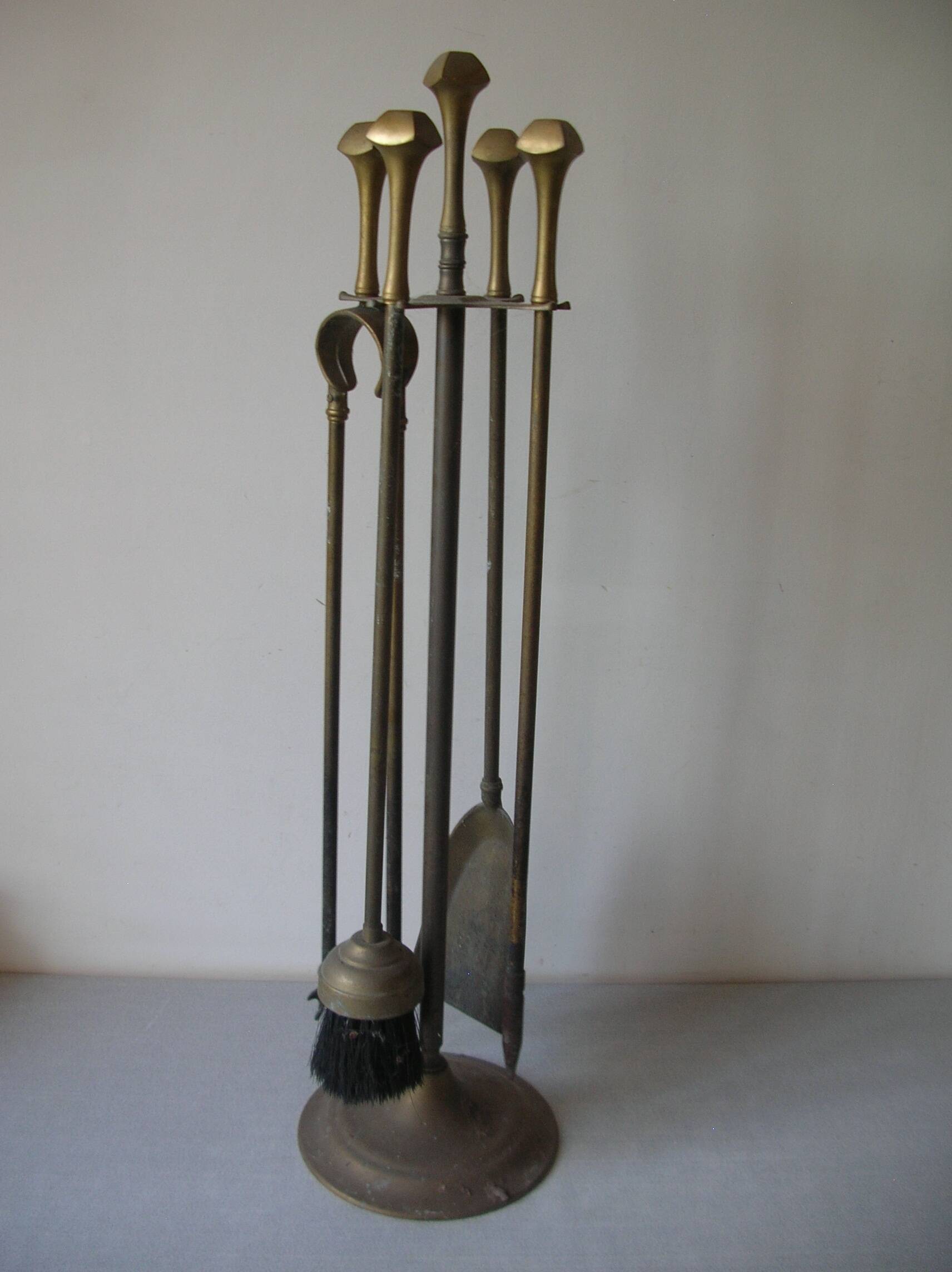 Old fireplace servant and 4 tools shovel broom pliers poker 67 cm