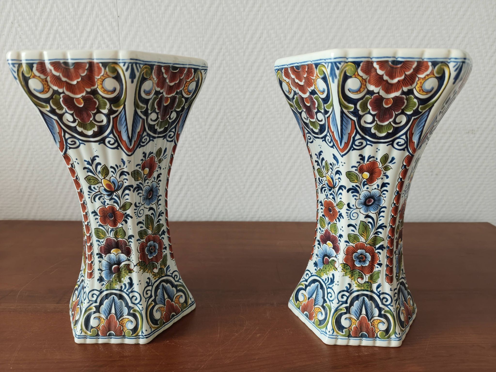 Paire de vases en faïence de Delft polychrome, Hollande, années 1960