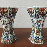 Paire de vases en faïence de Delft polychrome, Hollande, années 1960