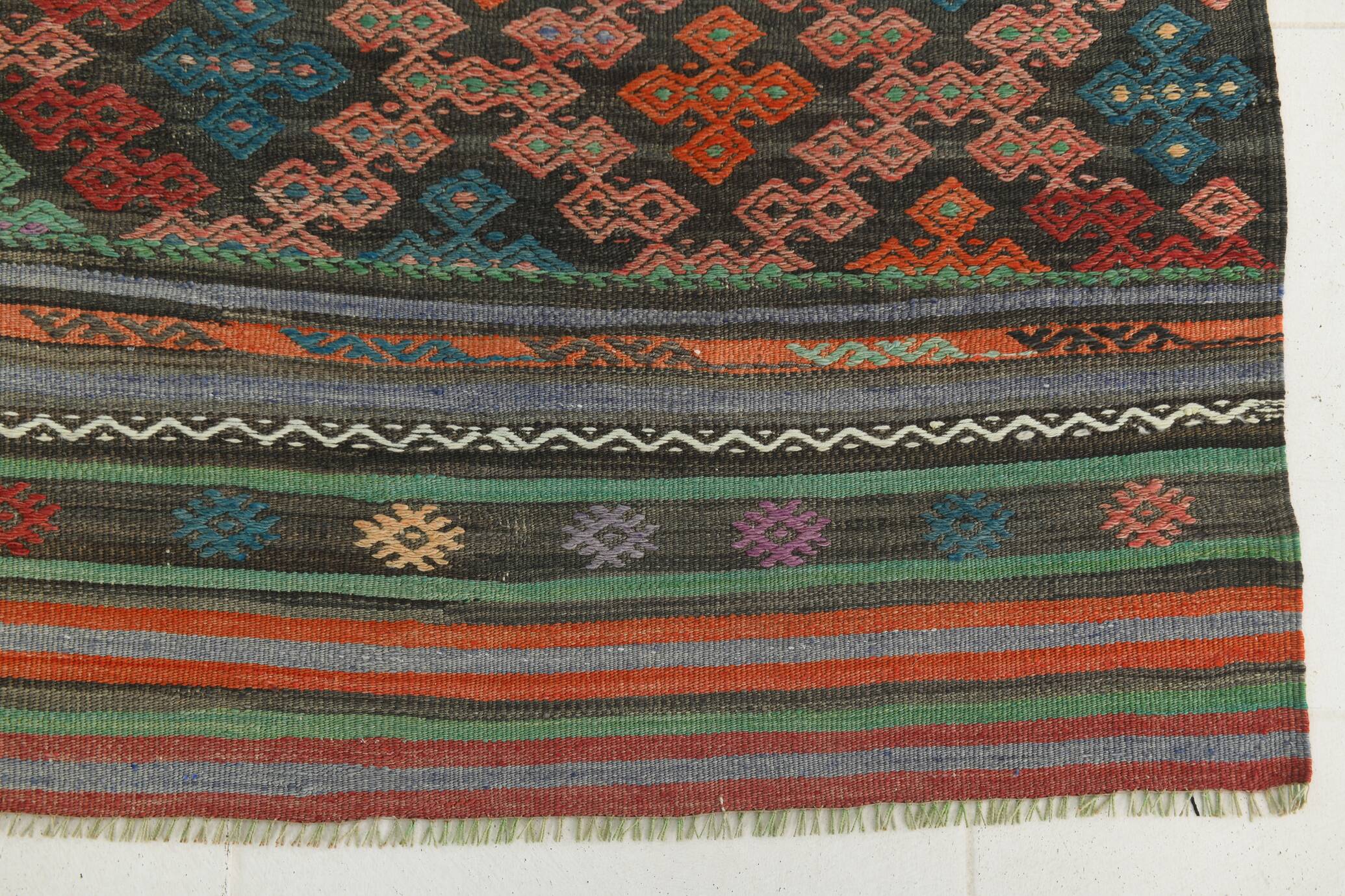 Tapis Kilim Vintage Motifs Ethniques Vert et Rouge, 180x271 Cm