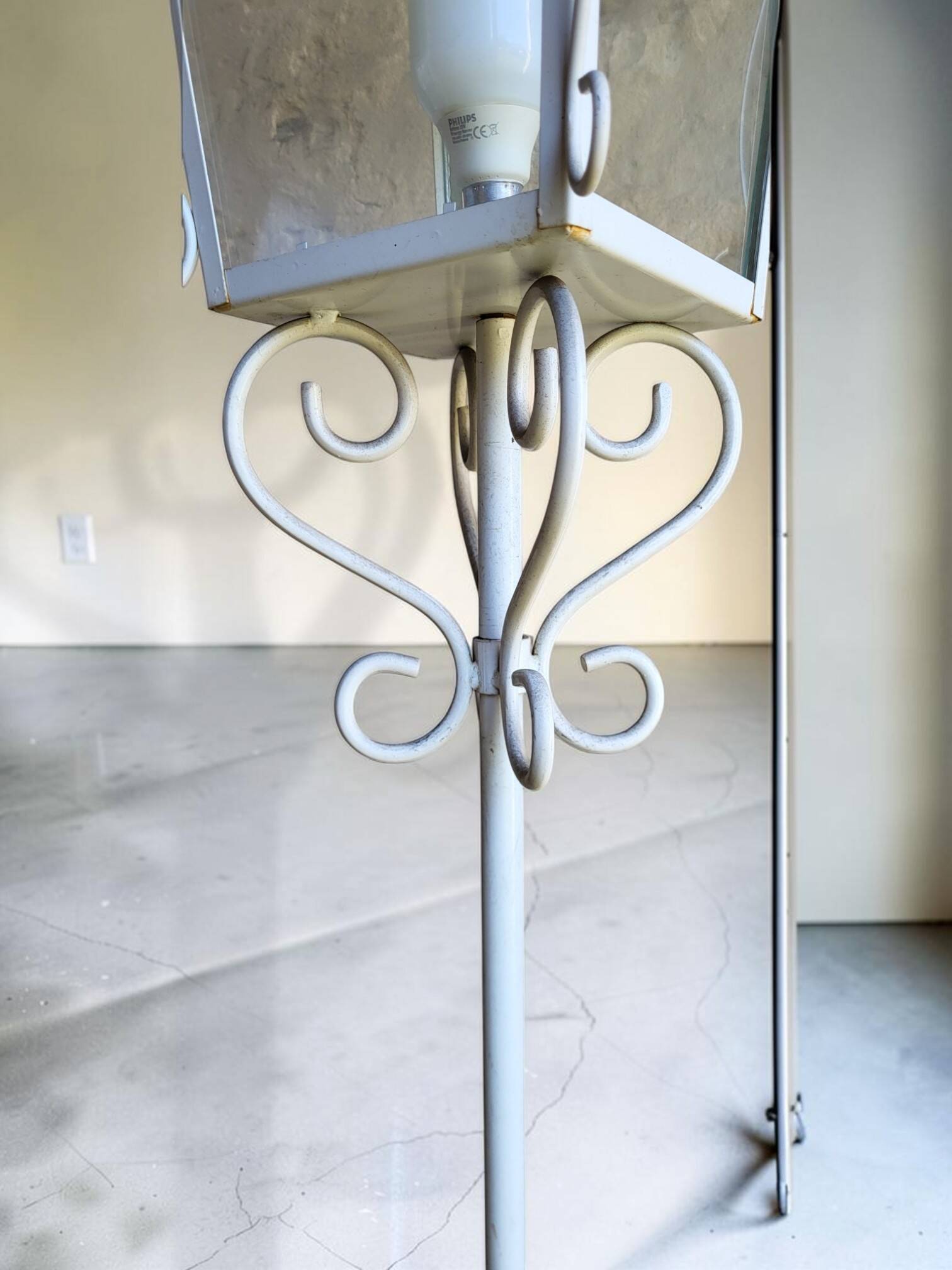 Wrought iron floor lamp (*2)