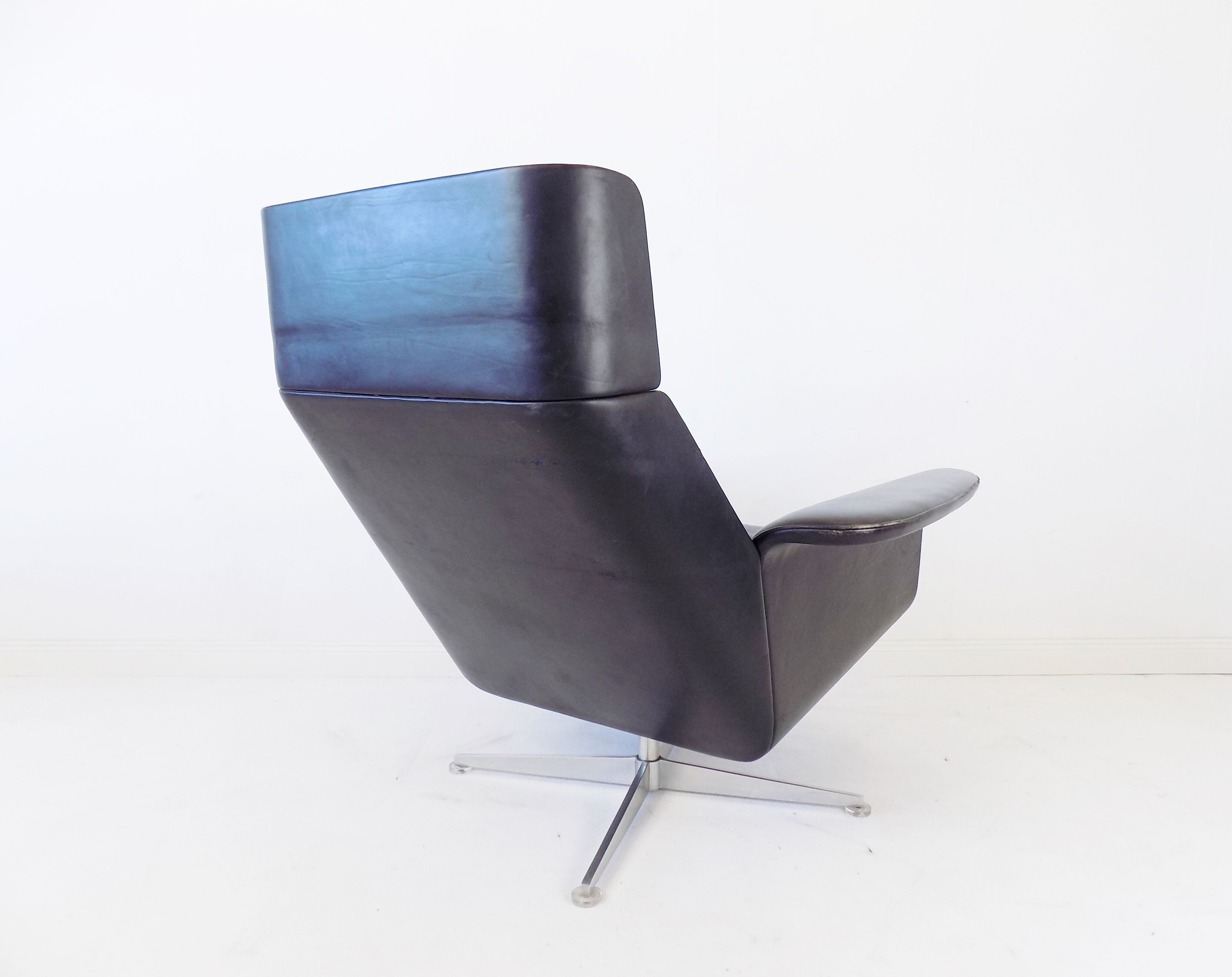 Fauteuil Kaufeld Siesta 62 en cuir noir par Jacques Brule