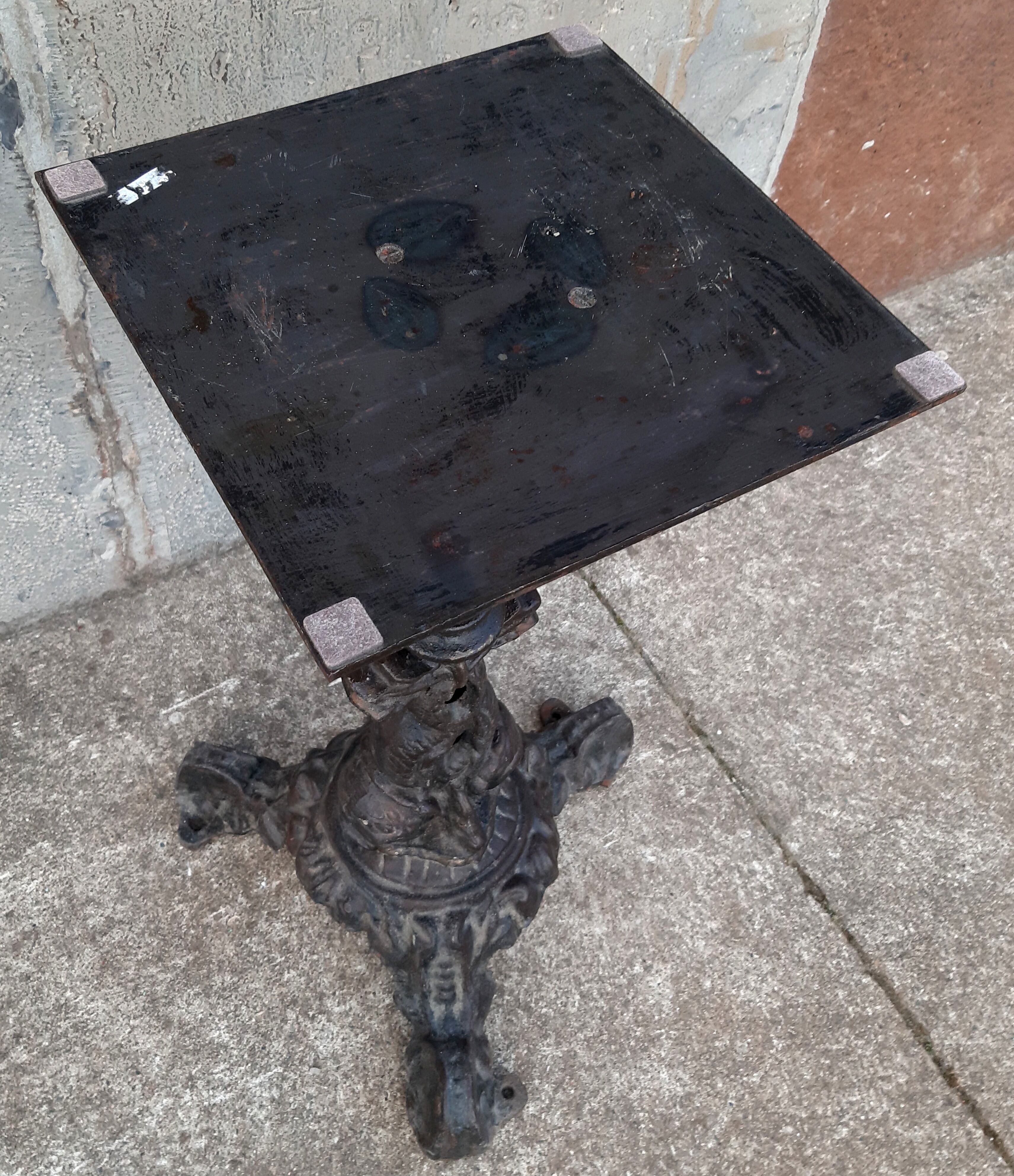 Pedestal table cast iron, marble top