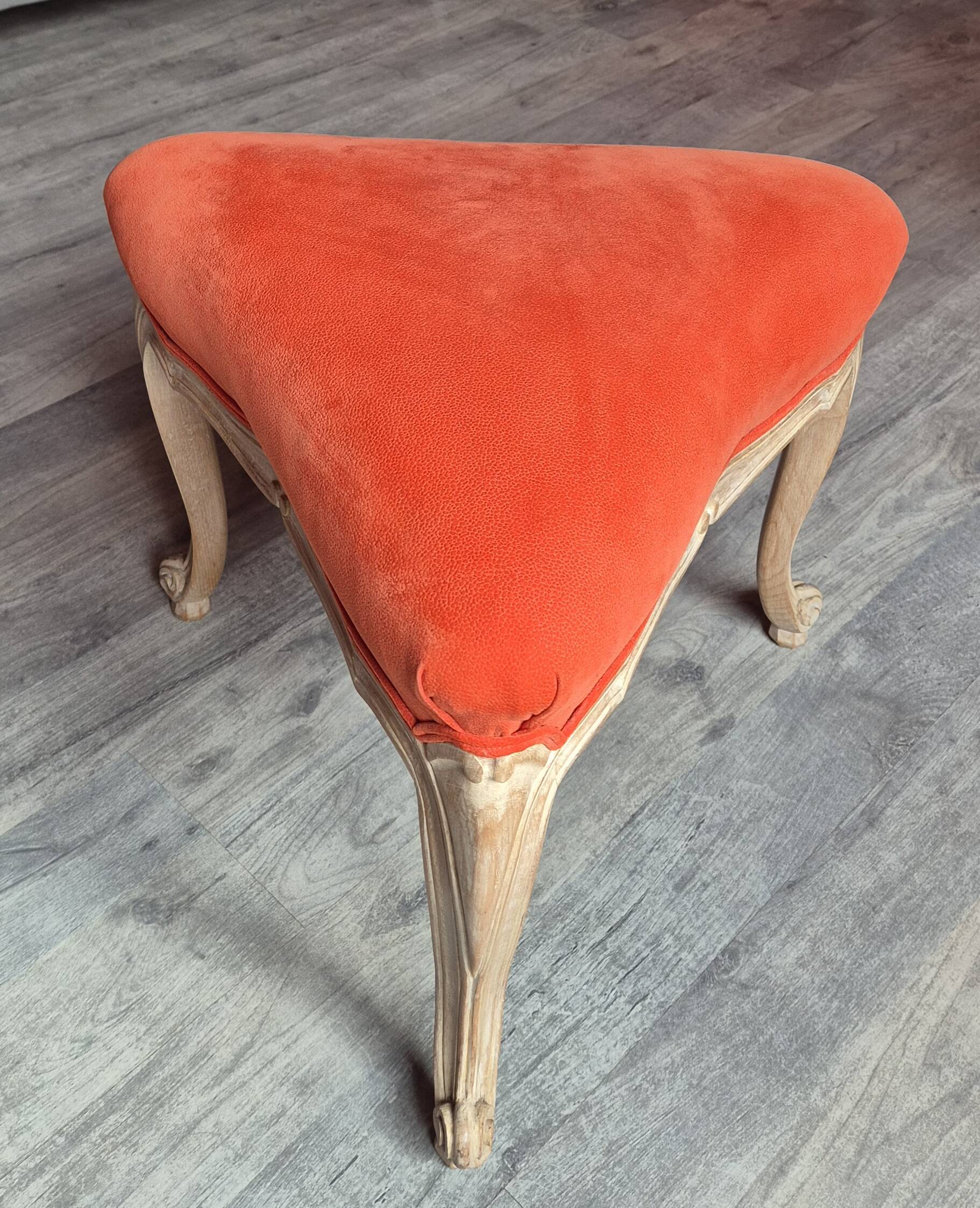 Tripod music stool