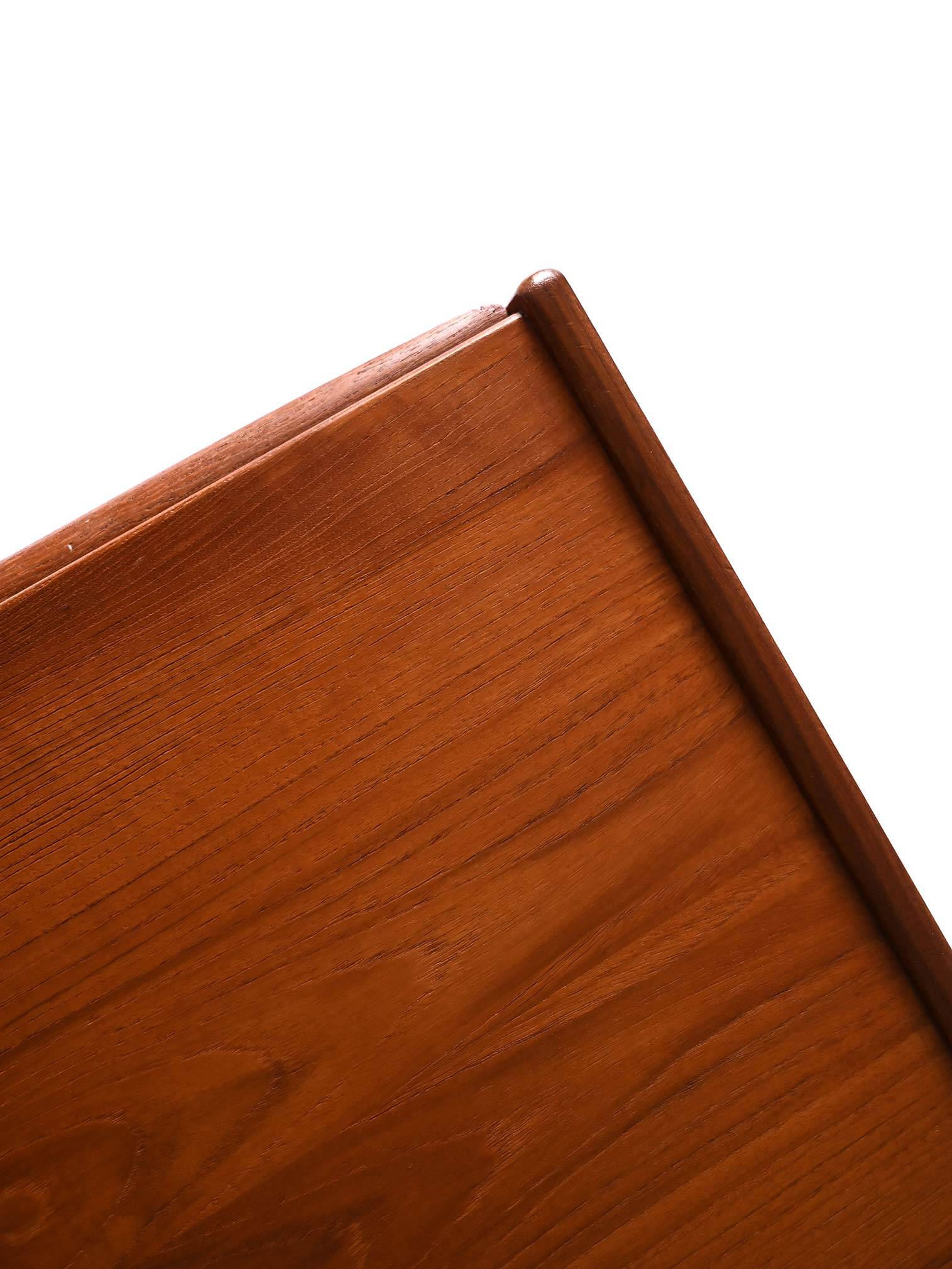 Commode scandinave vintage avec poignées sculptées