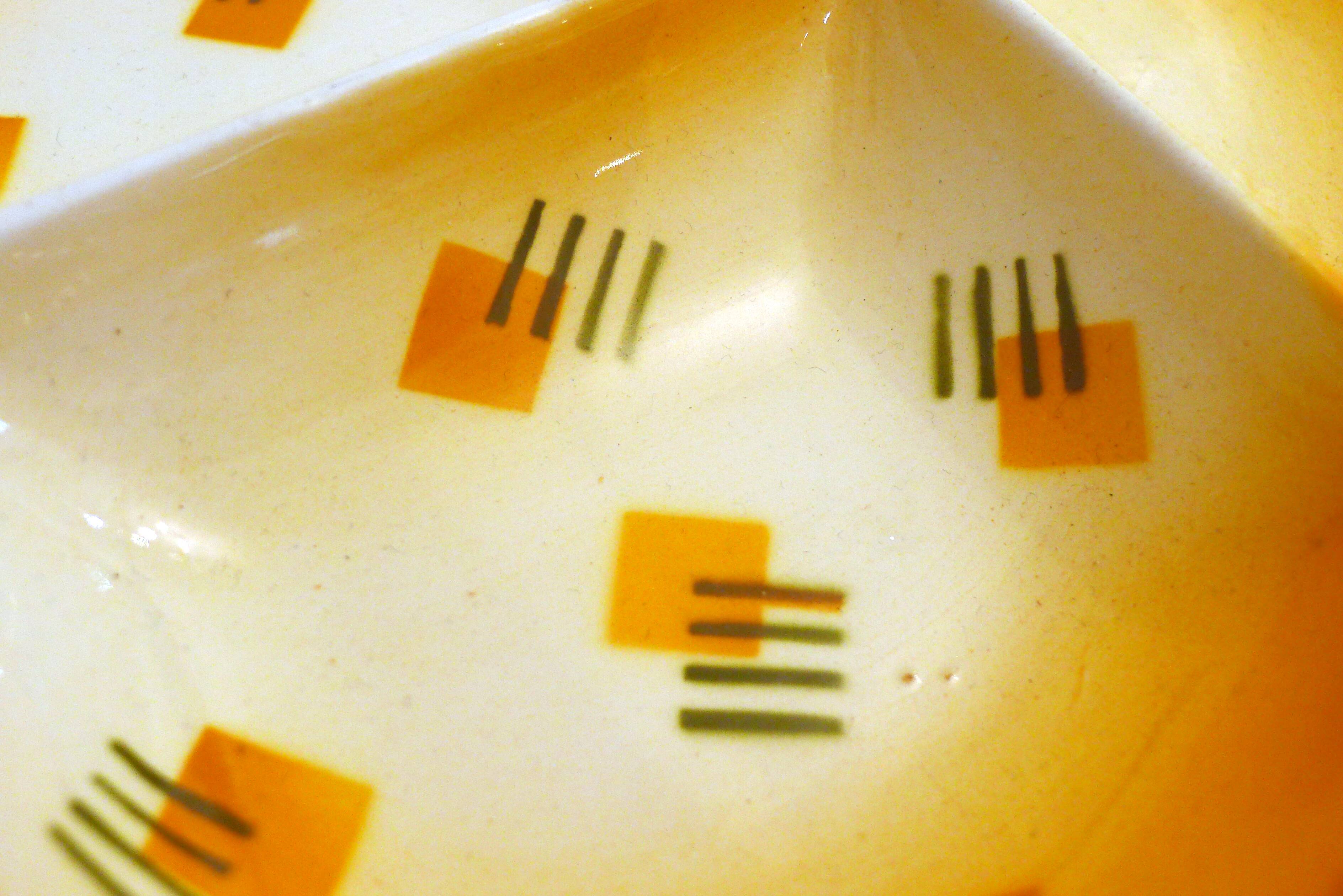 Plat Apéritif Bauhaus en faïence, décor graphique