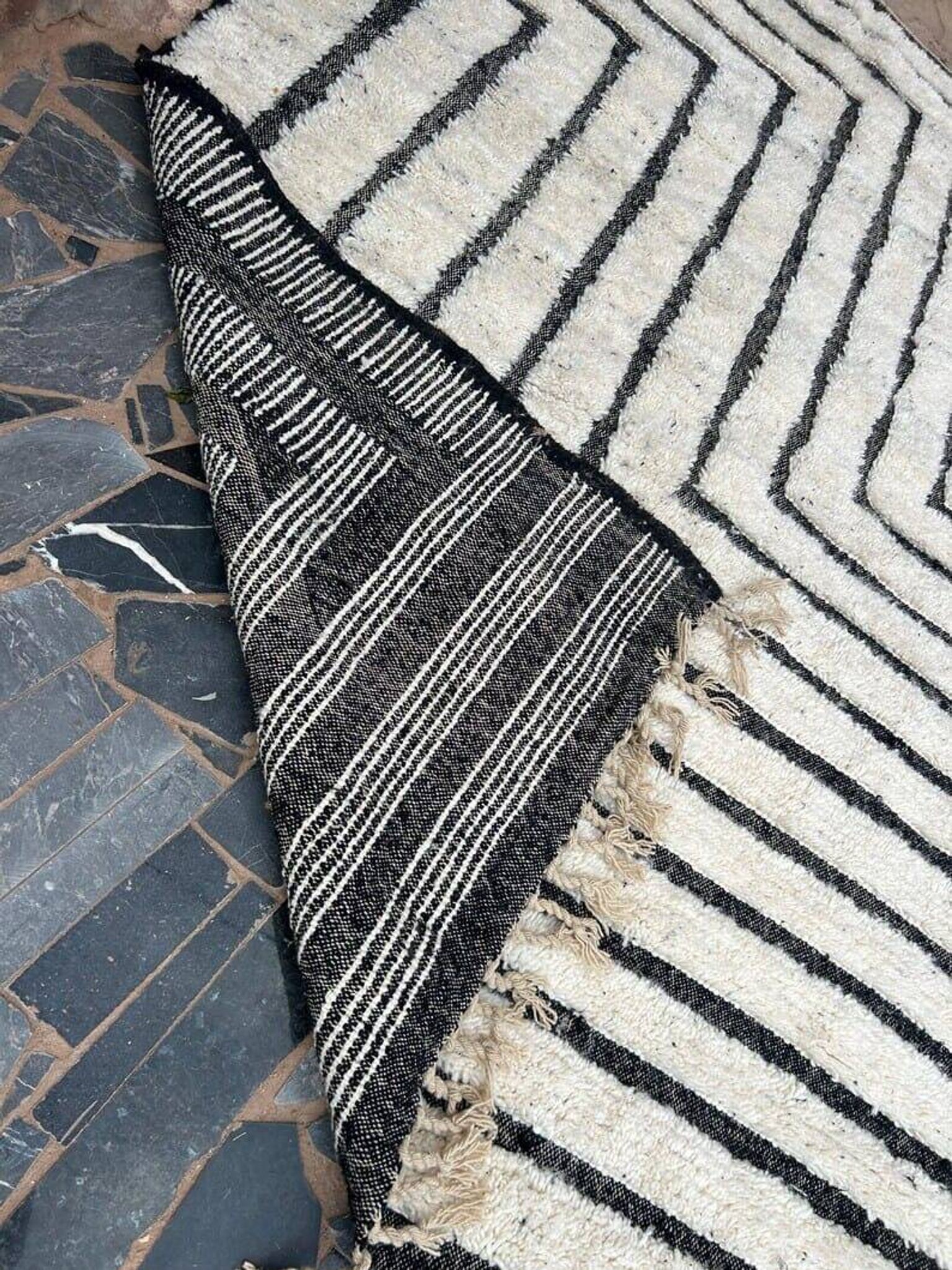 Handmade traditional Berber rug size 250/350 cm