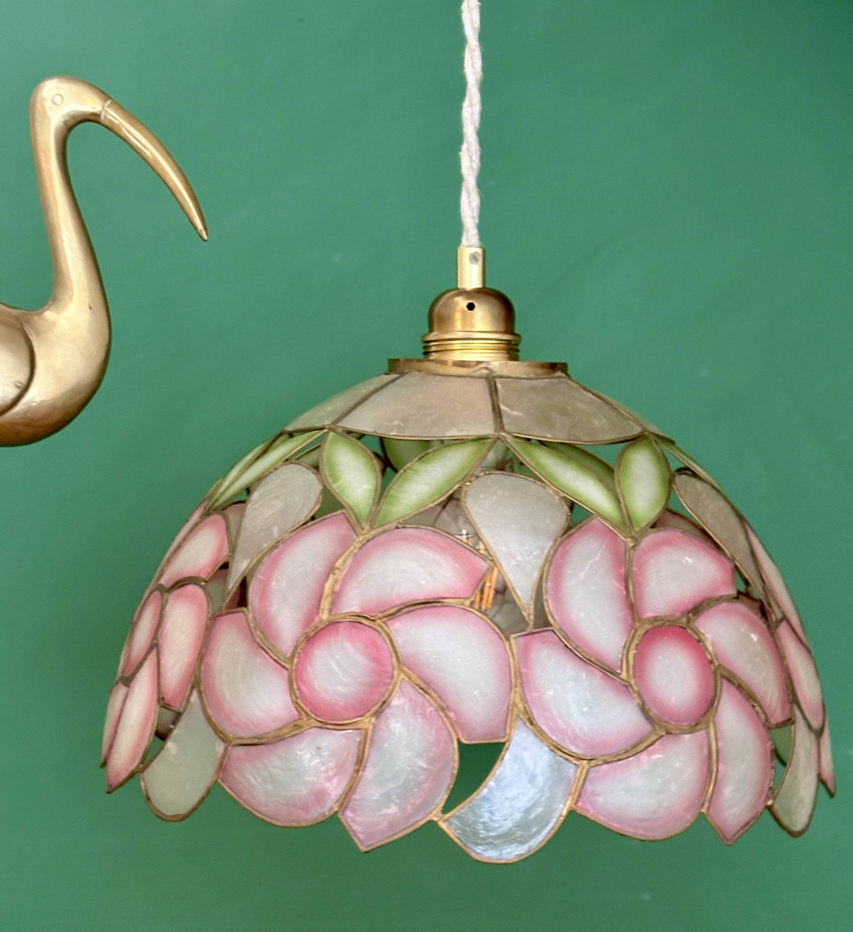 Suspension antique lampshade in pink mother-of-pearl