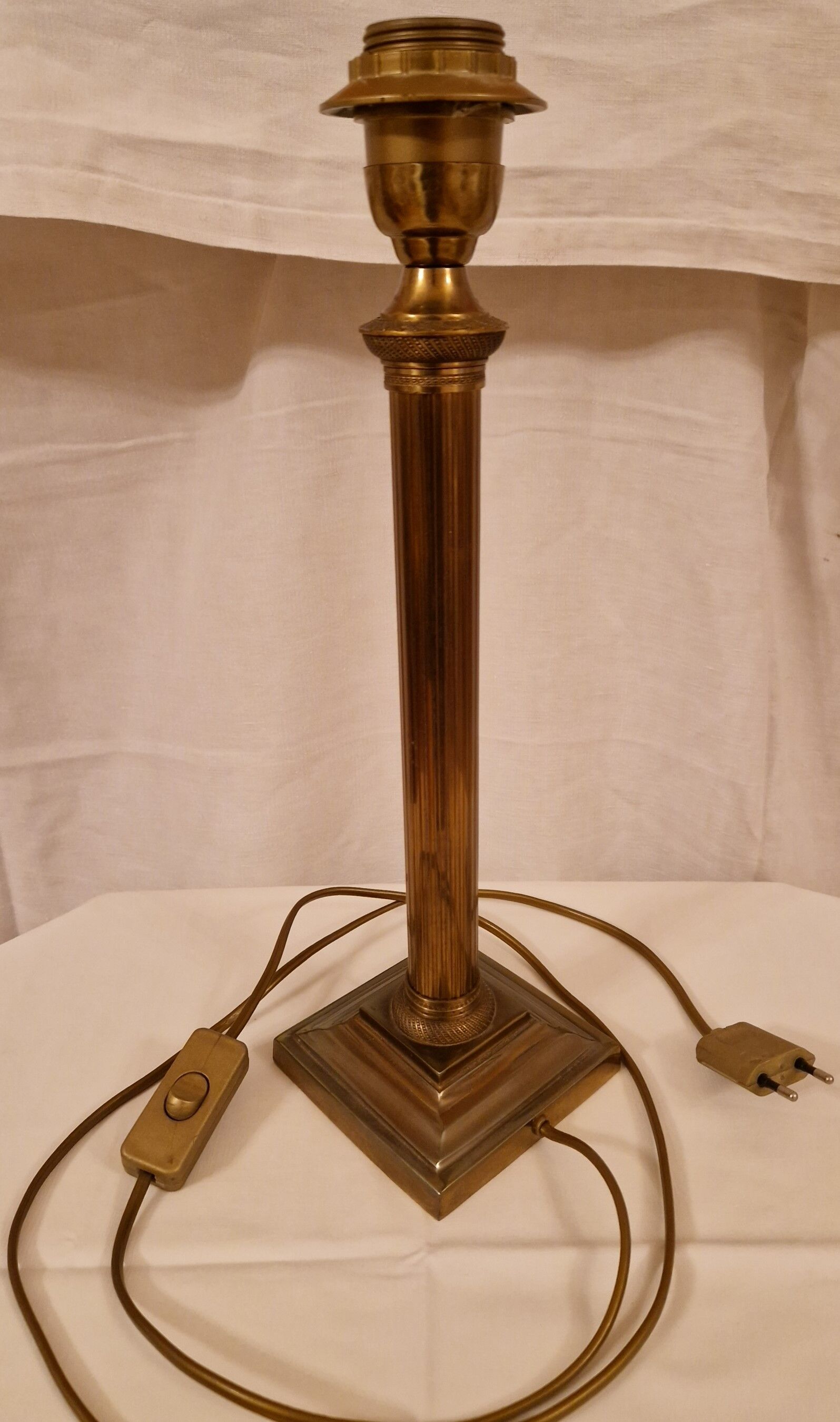 Vintage Art Deco brass table lamp – parchment effect shade –