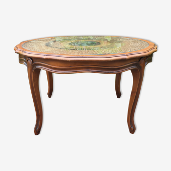 Table basse vintage néo Louis XV en cerisier à plateau en cannage et dessus en verre