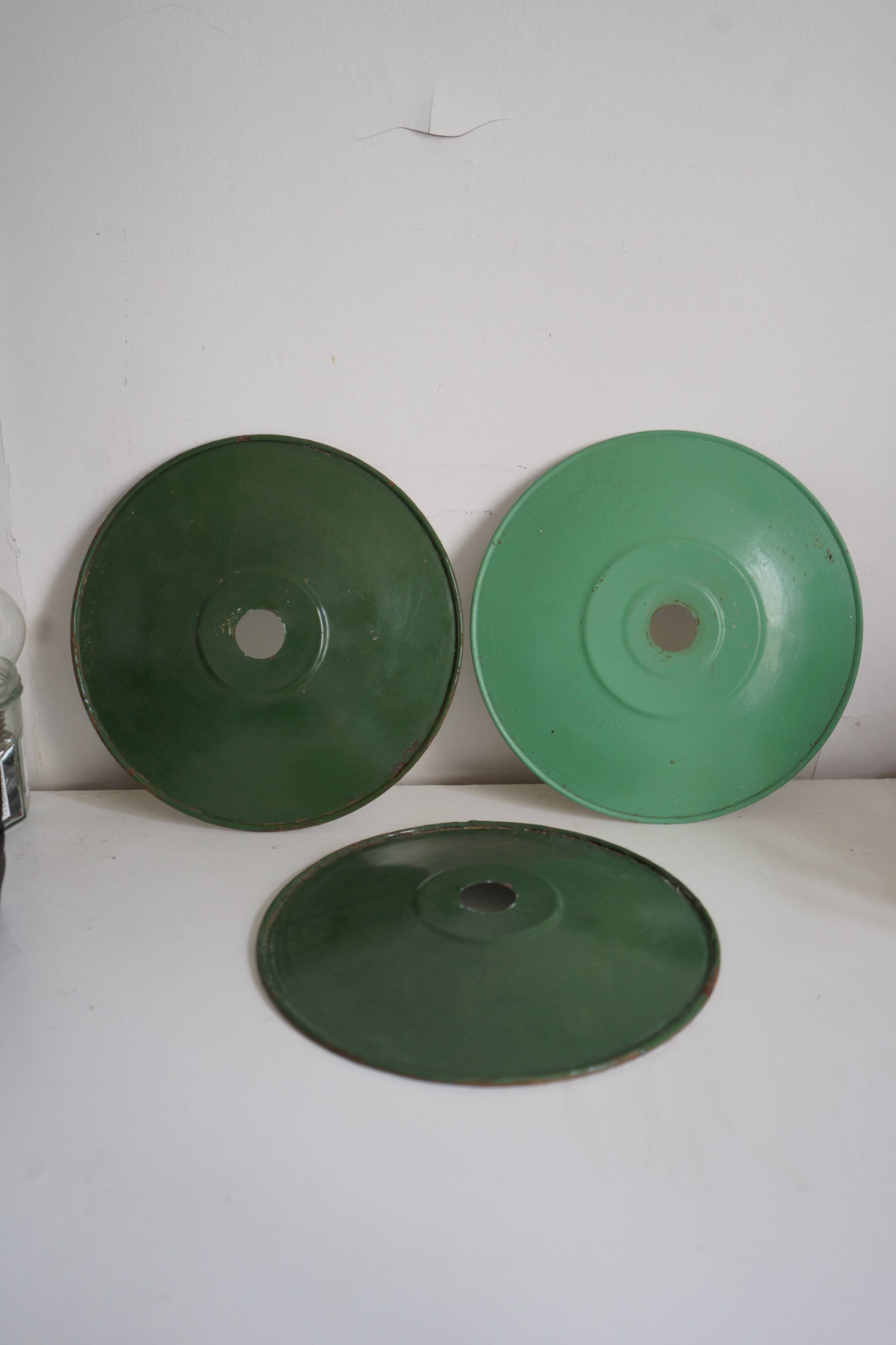 Set of 3 suspensions in old industrial green enameled sheet metal