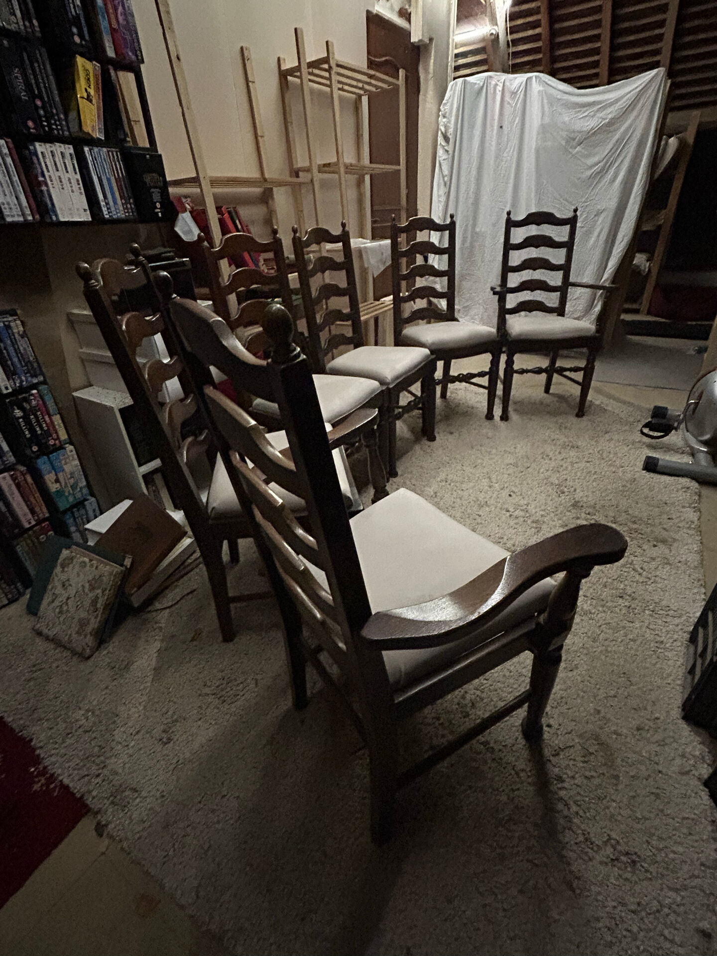 Ensemble de 6 chaises de salle à manger en chêne ancien rembourrées, comprenant 2 fauteuils.