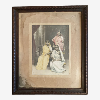 Photo indienne de studio vintage recolorisée présentant 3 femmes dans cadre en bois